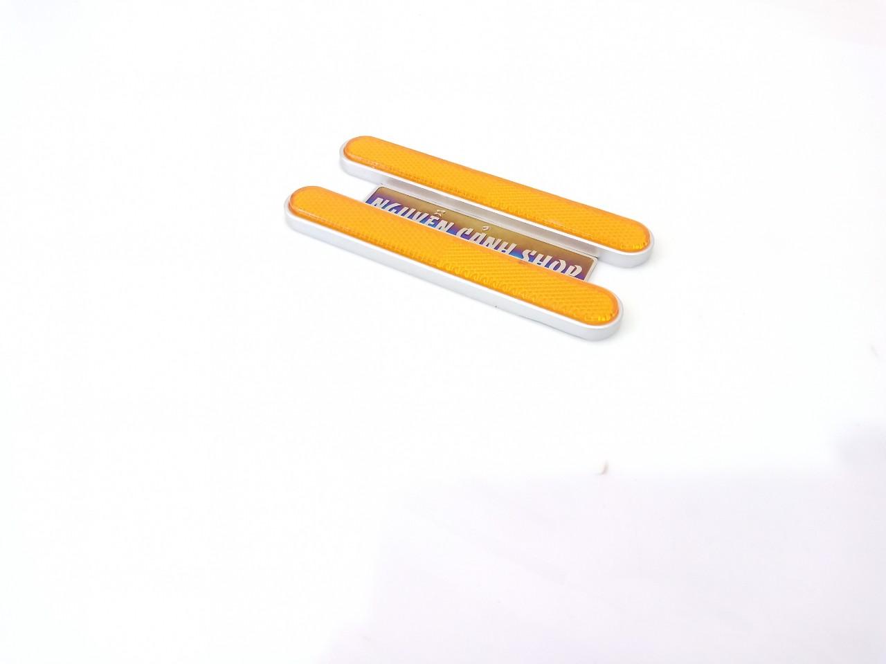 Cặp mắt mèo dạ quang dáng phuộc trước
