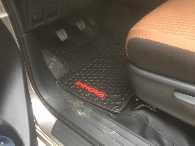 Thảm trải sàn trong xe Toyota Innova