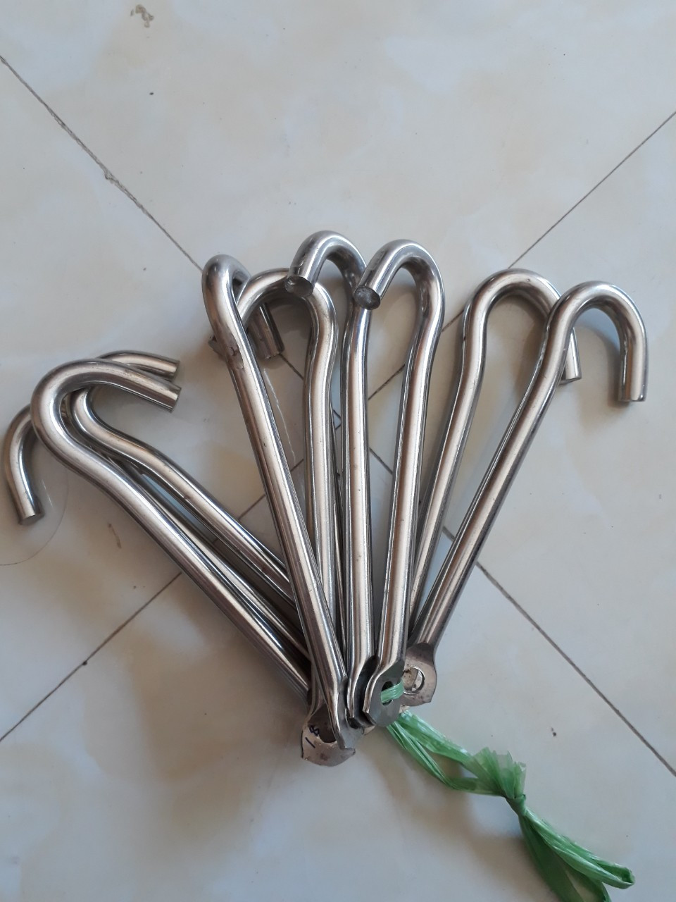 Móc treo quạt, treo đèn trần (bằng inox dài 20 cm - không gỉ ,móc không đế)