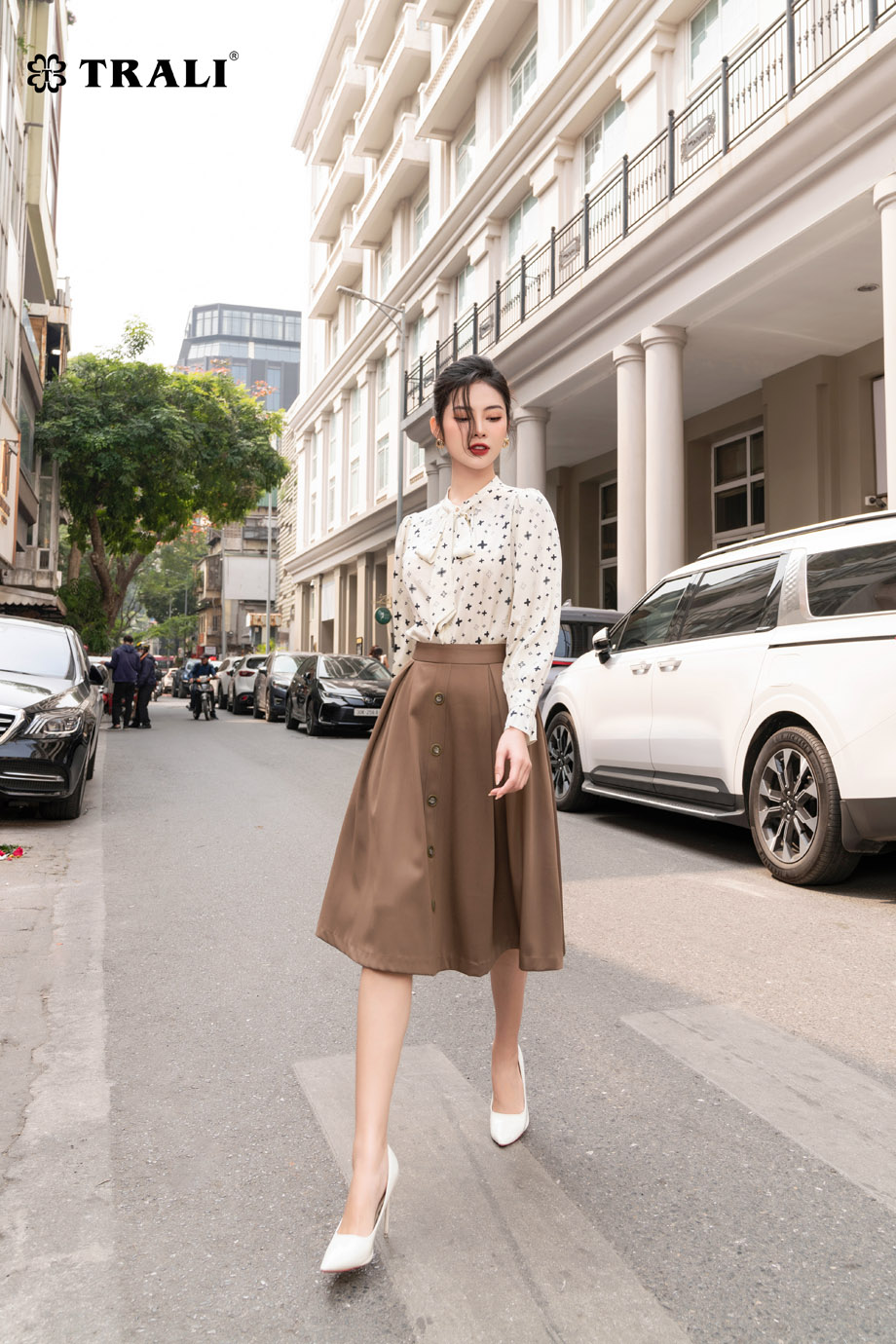 Áo Sơ Mi Nữ TRALI 23106 Màu Trắng Họa Tiết Lụa