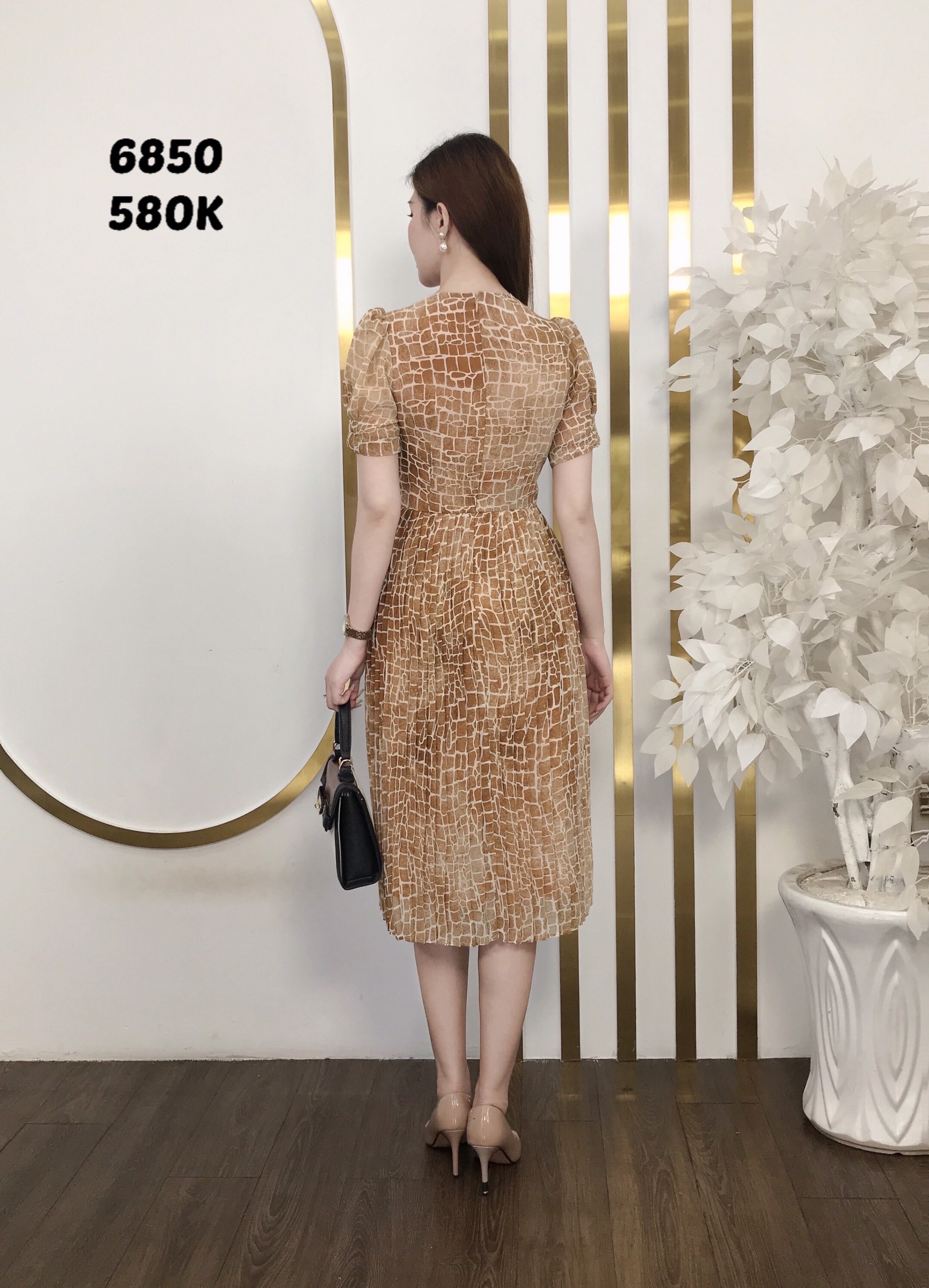 Đầm EMY EM6850 Xoè Dập Ply Cổ Tim
