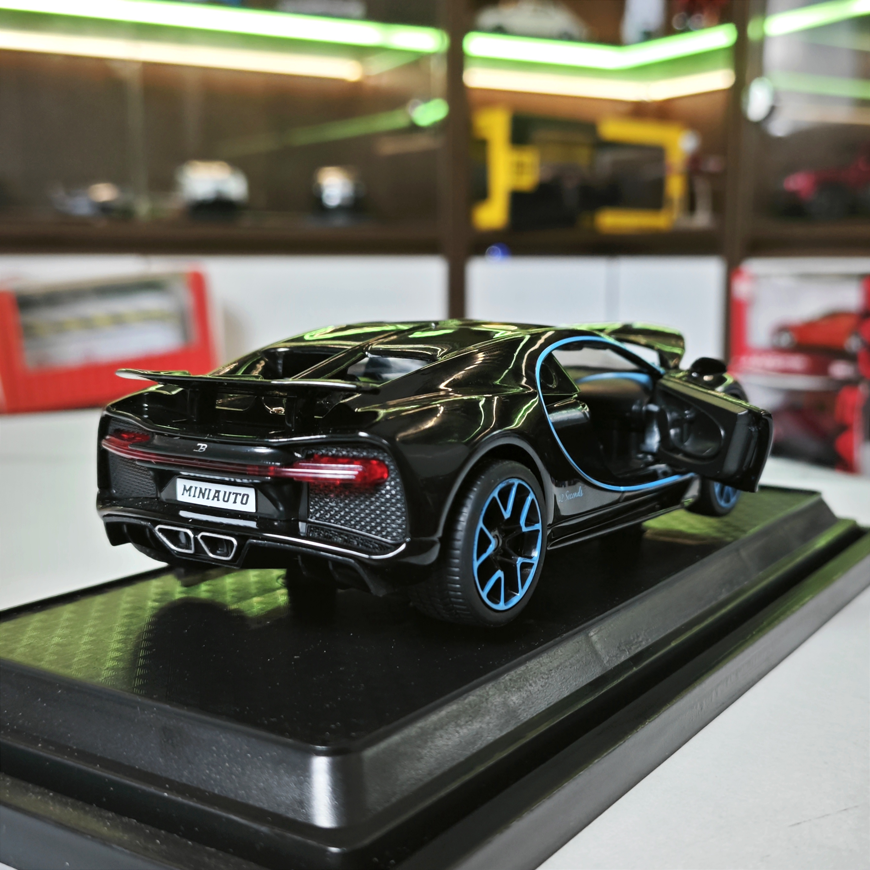 Xe mô hình sắt Bugatti Chiron tỉ lệ 1:32 hãng Miniauto đen xanh