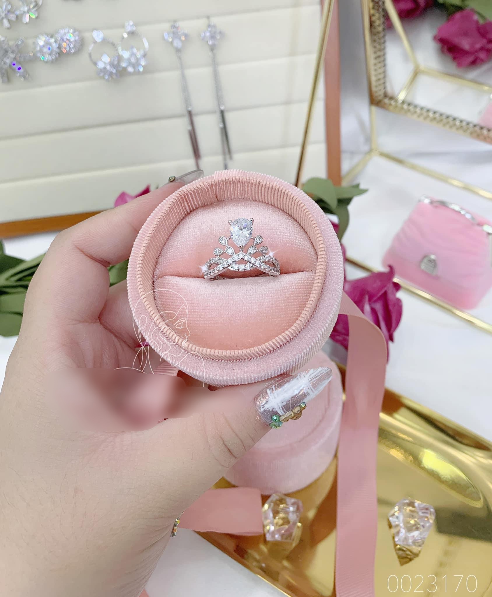 [ẢNH THẬT] Nhẫn Nữ Mặt Vương Miện Bạch Kim Đủ Size - Ngoài Đẹp Hơn Hình - Đeo Được Thời Gian Lâu - QJ - HN771270 -  Dùng Làm Quà Cực Ý Nghĩa, Đeo Trang Sức Làm Đẹp Thay Đổi Xinh Xắn