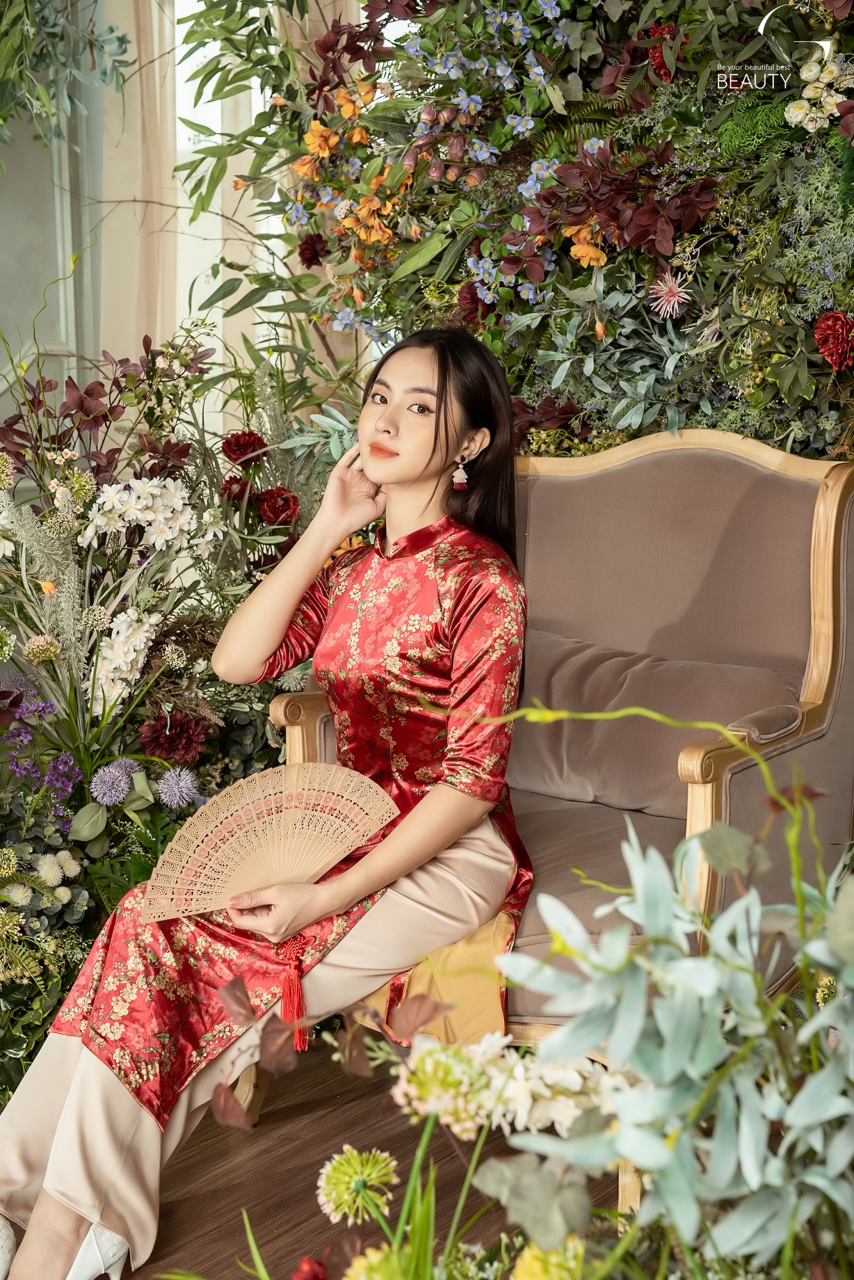 Áo dài cách tân hoa đỏ
