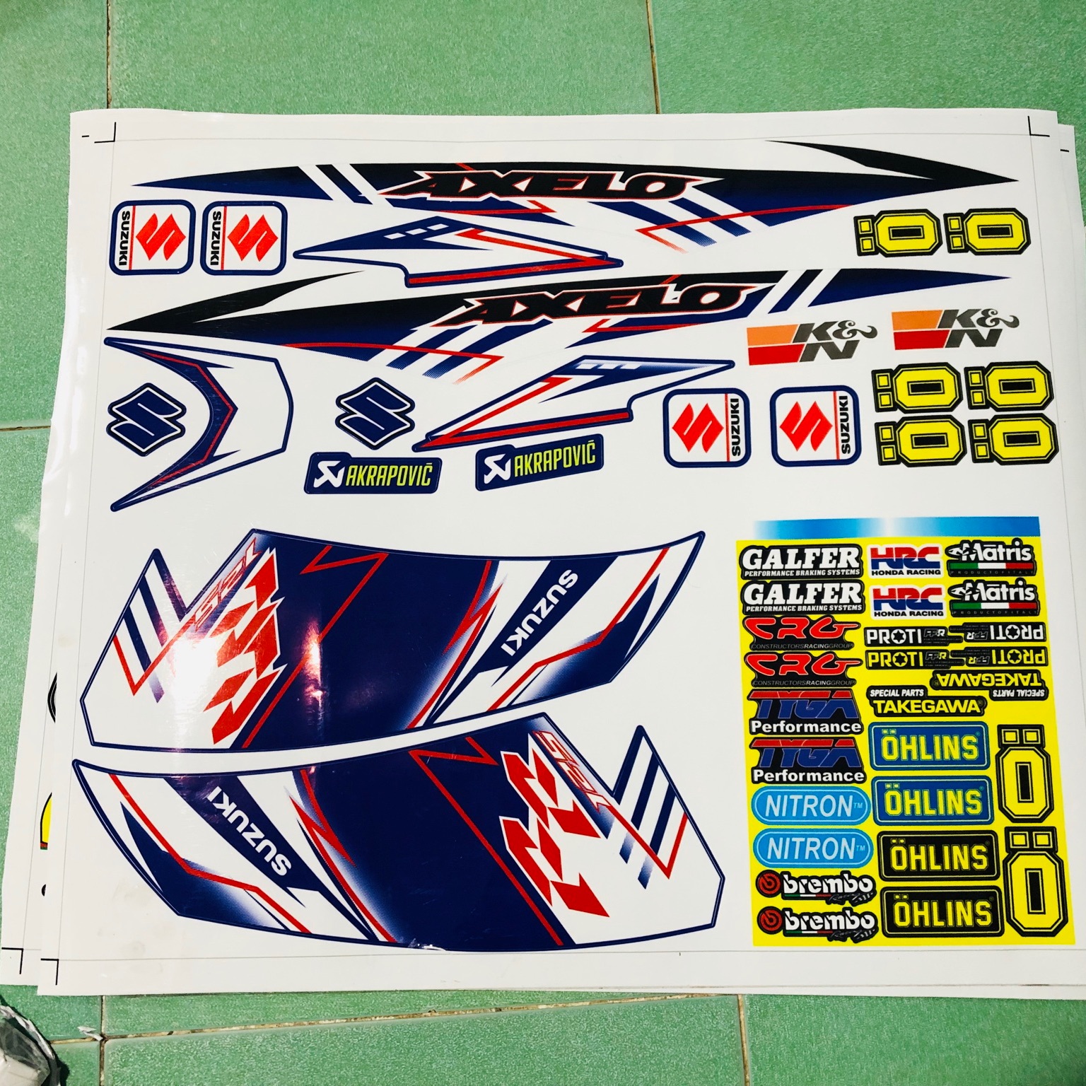 Tem rời Axelo RR trắng xanh tặng 1 tấm logo