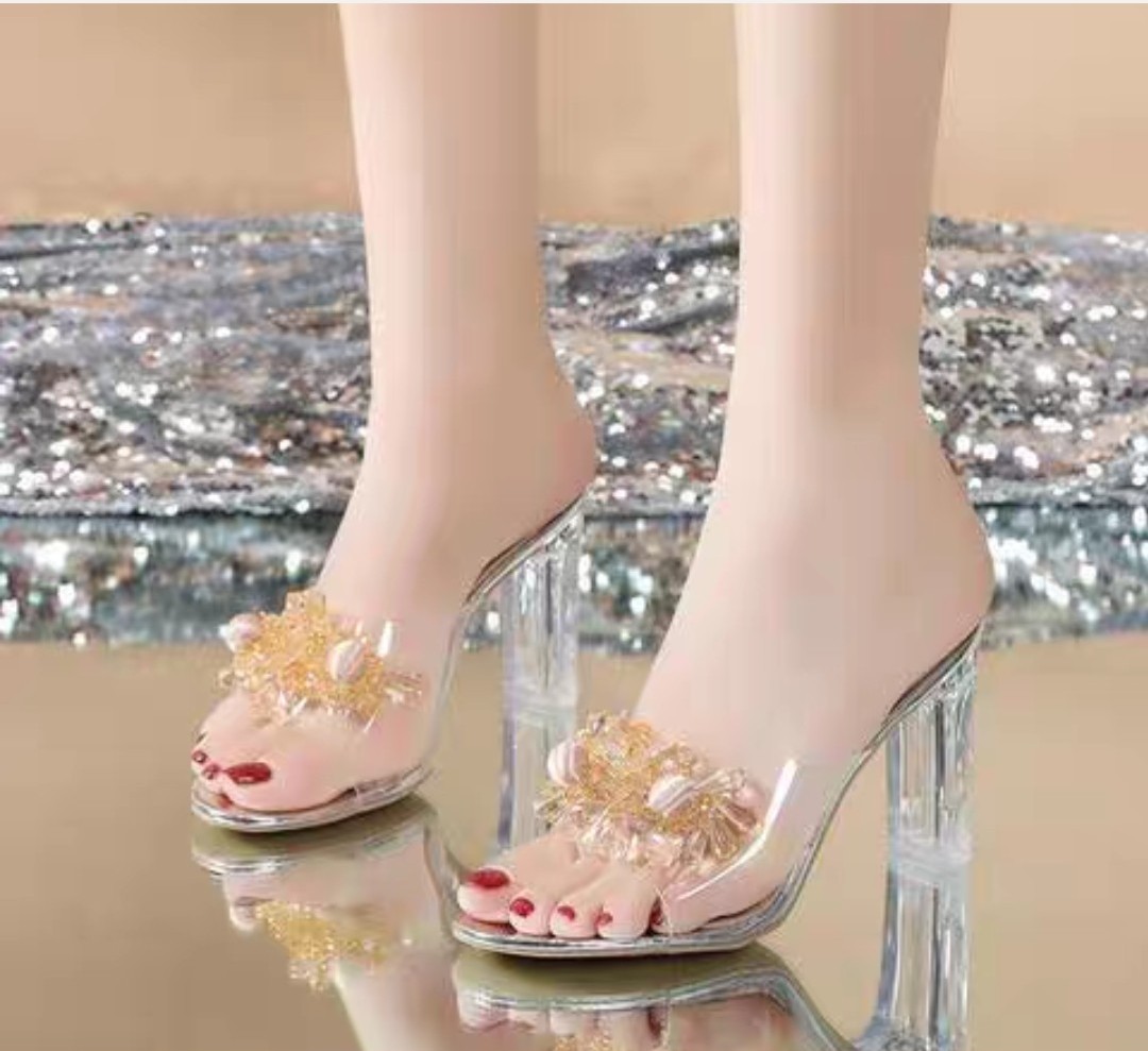 Giày sandal cao gót trong suốt