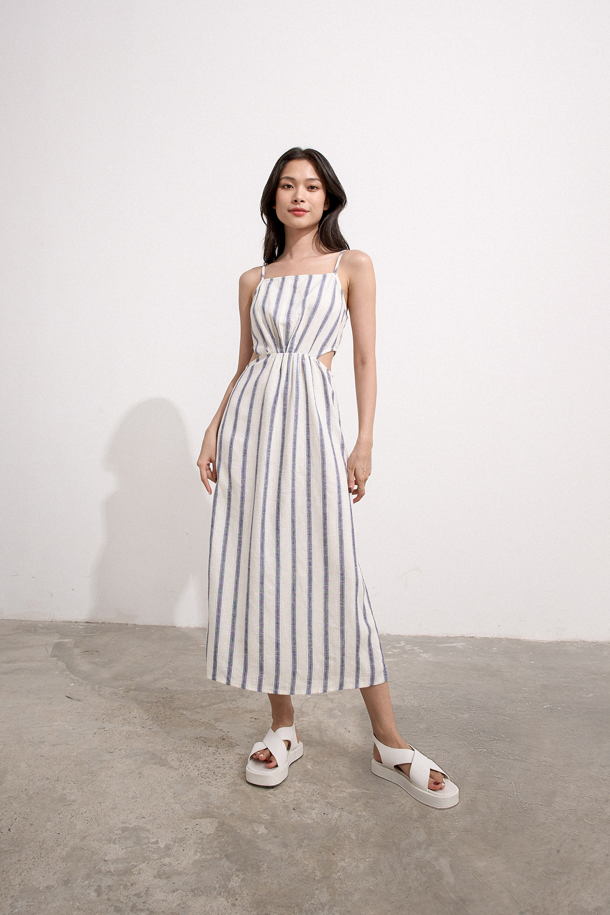 [NHẬP MÃ NOVFALAZSOCIAL02 GIẢM 40K ĐƠN 199K  ] Đầm Maybi midi ôm linen 2 dây cut-out eo