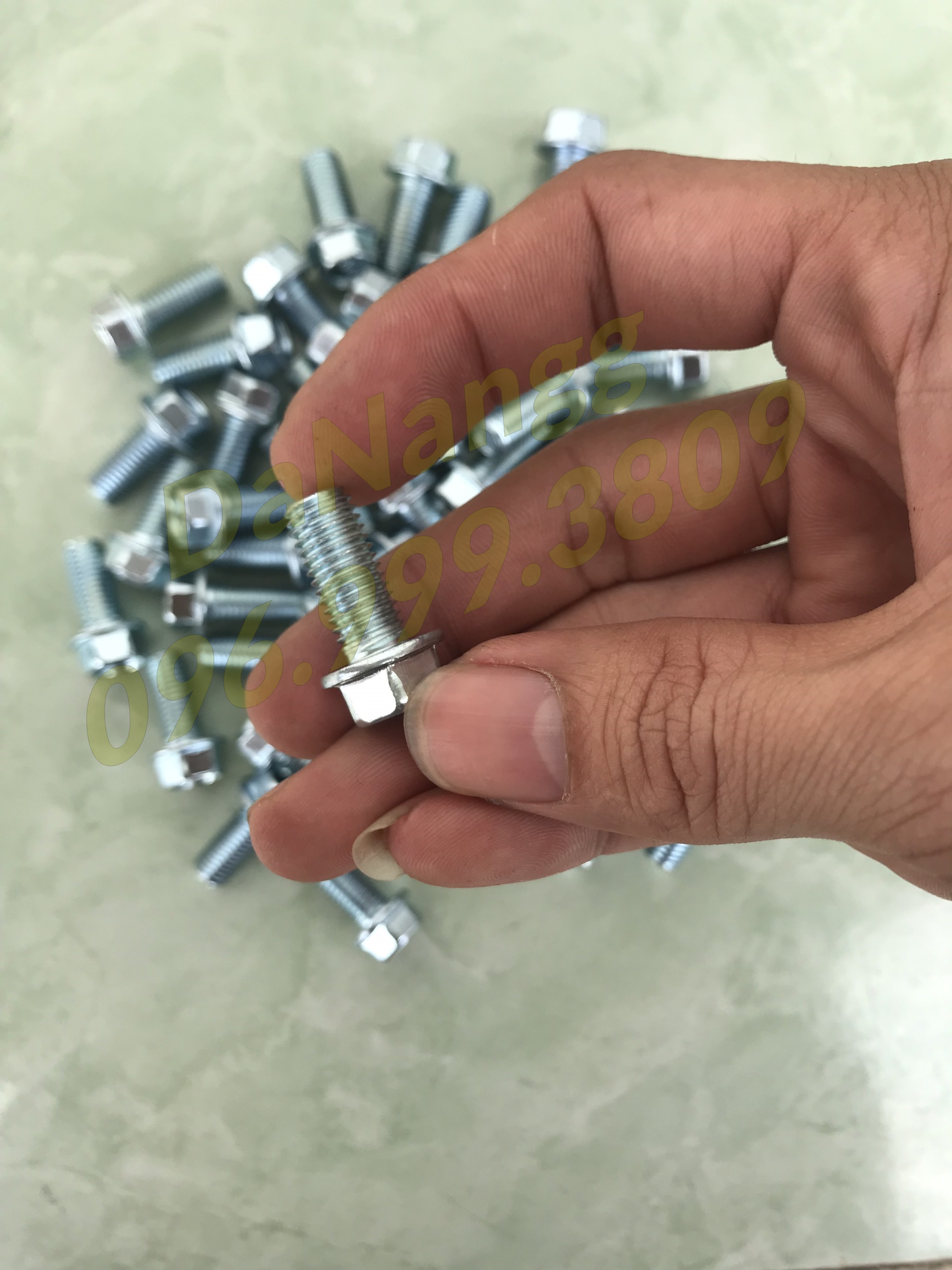 ốc 9 li cấy trờn ren gát chân xe máy