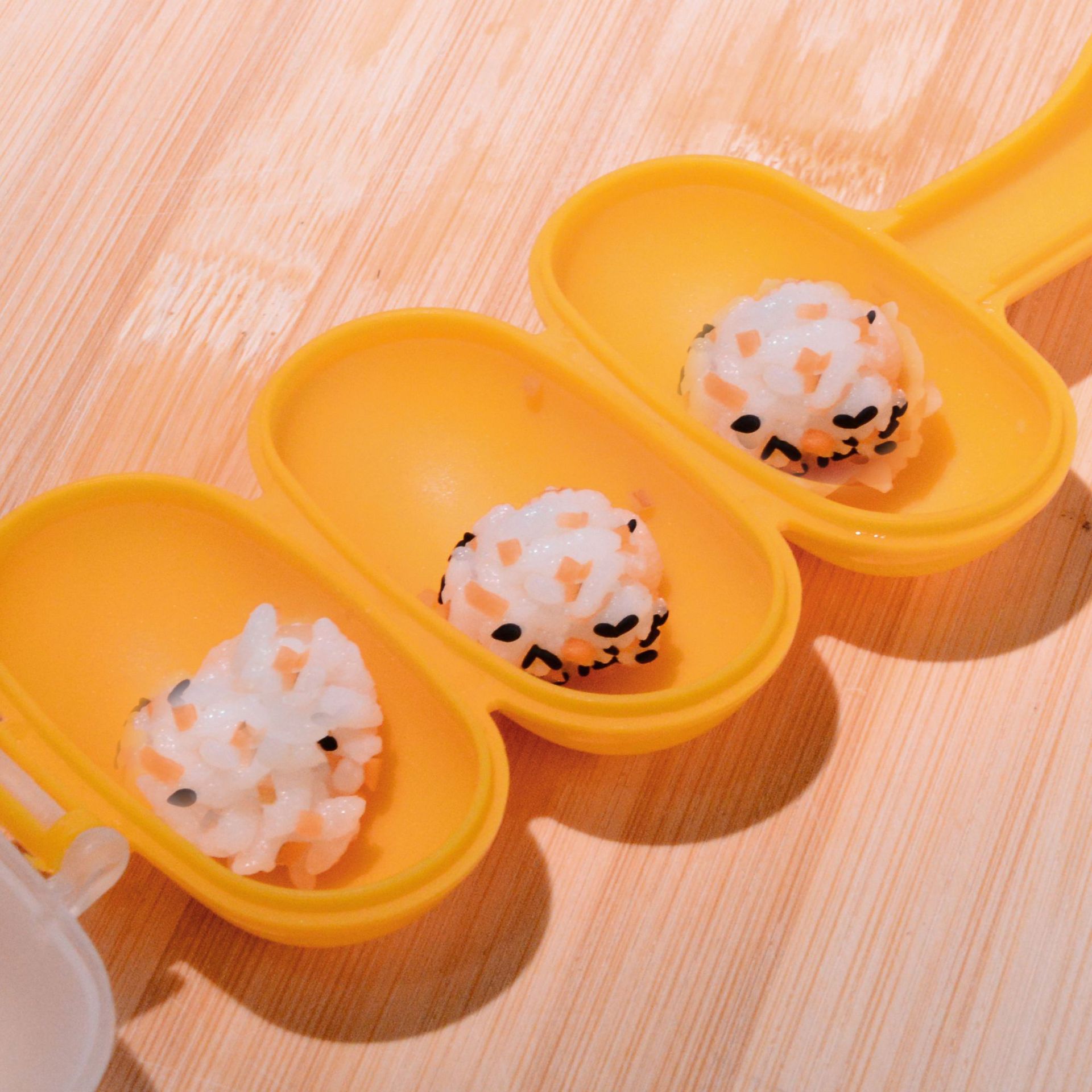 Rice shake set with rice balls filled with spoons