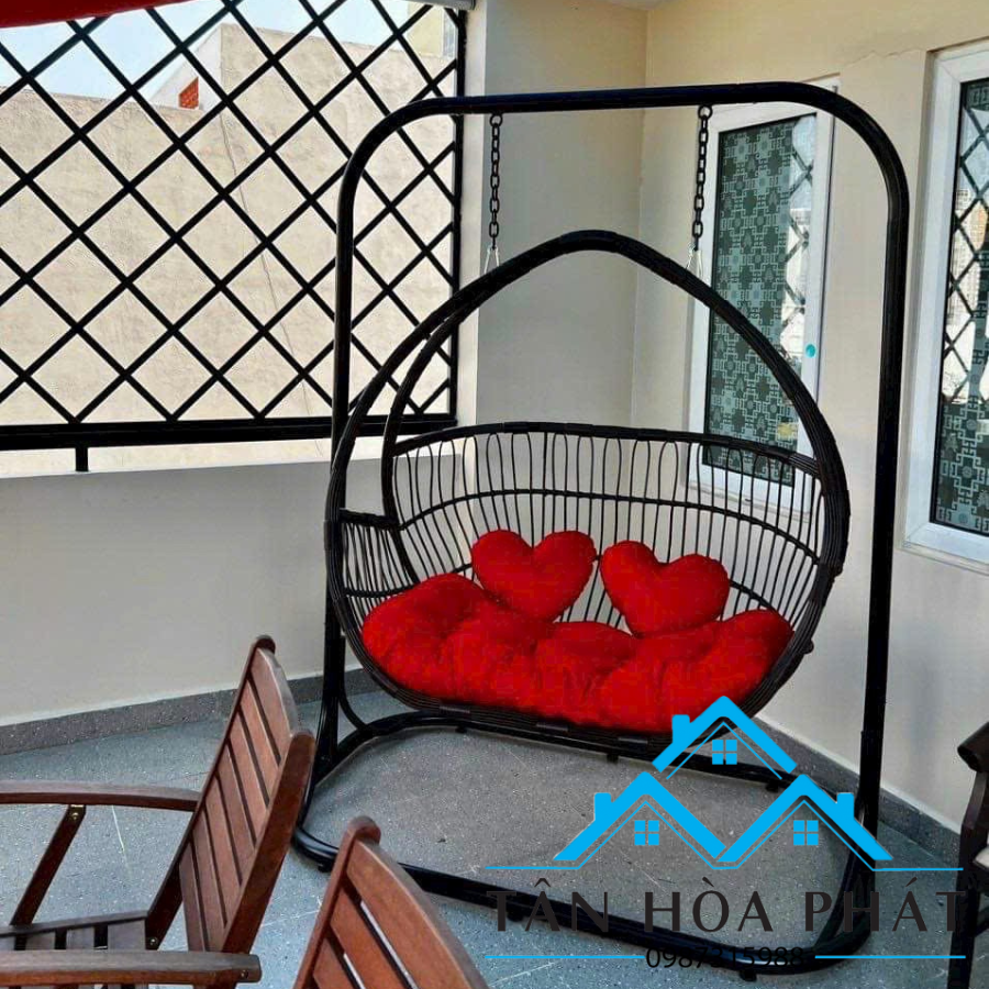 Xích đu đôi thư giãn, xích đu ngoài trời màu đen-nệm đỏ - nội thất tân hòa phát