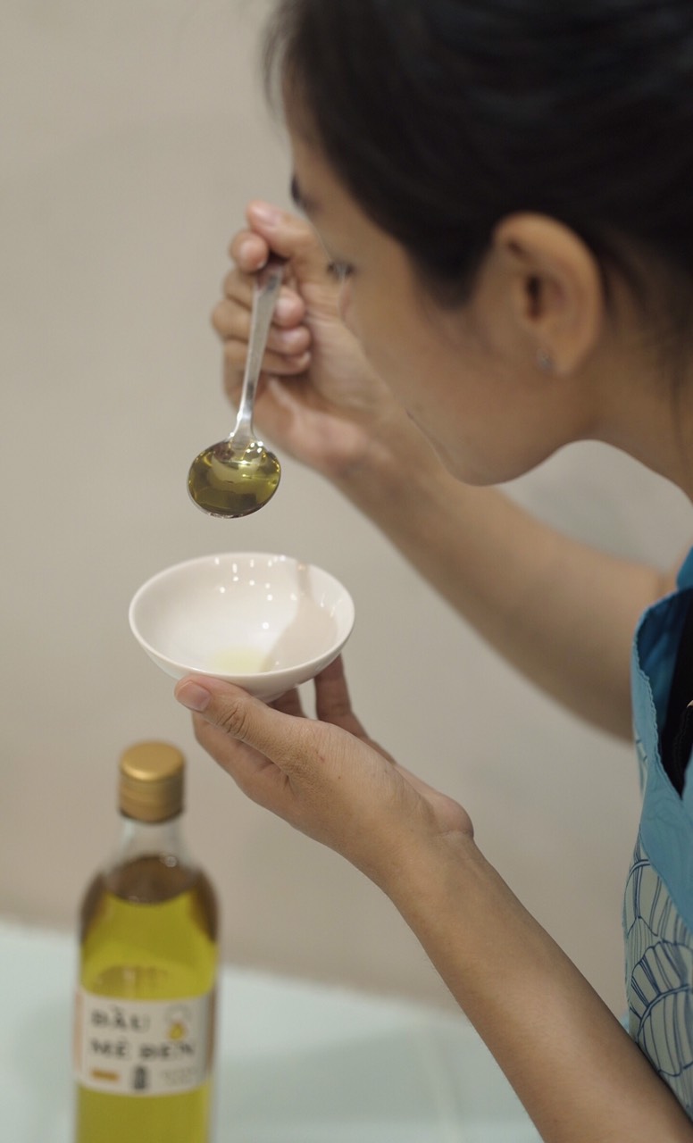 Dầu mè đen (dầu vừng) Quảng Nam nguyên chất 500ml (Ép sống - Raw)