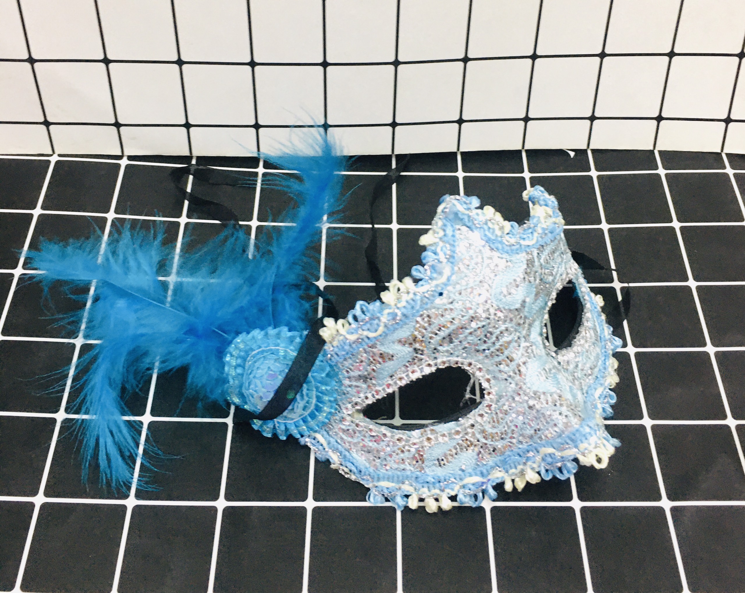 Mặt nạ nửa mặt lông vũ ren hoa hoá trang halloween ( giao mẫu ngẫu nhiên )