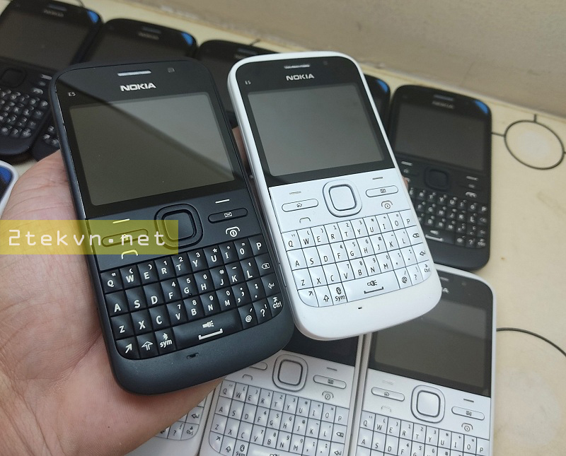 Điện thoại cổ độc Nokia e5 00 siêu mỏng thời trang bàn phím 24 ký tự