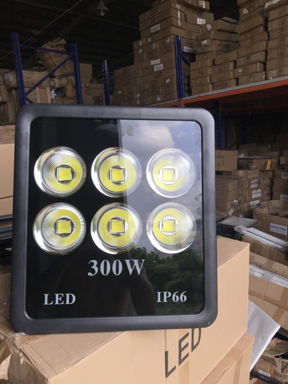 Đèn pha cốc 300W chống nước chiếu sân bóng siêu sáng