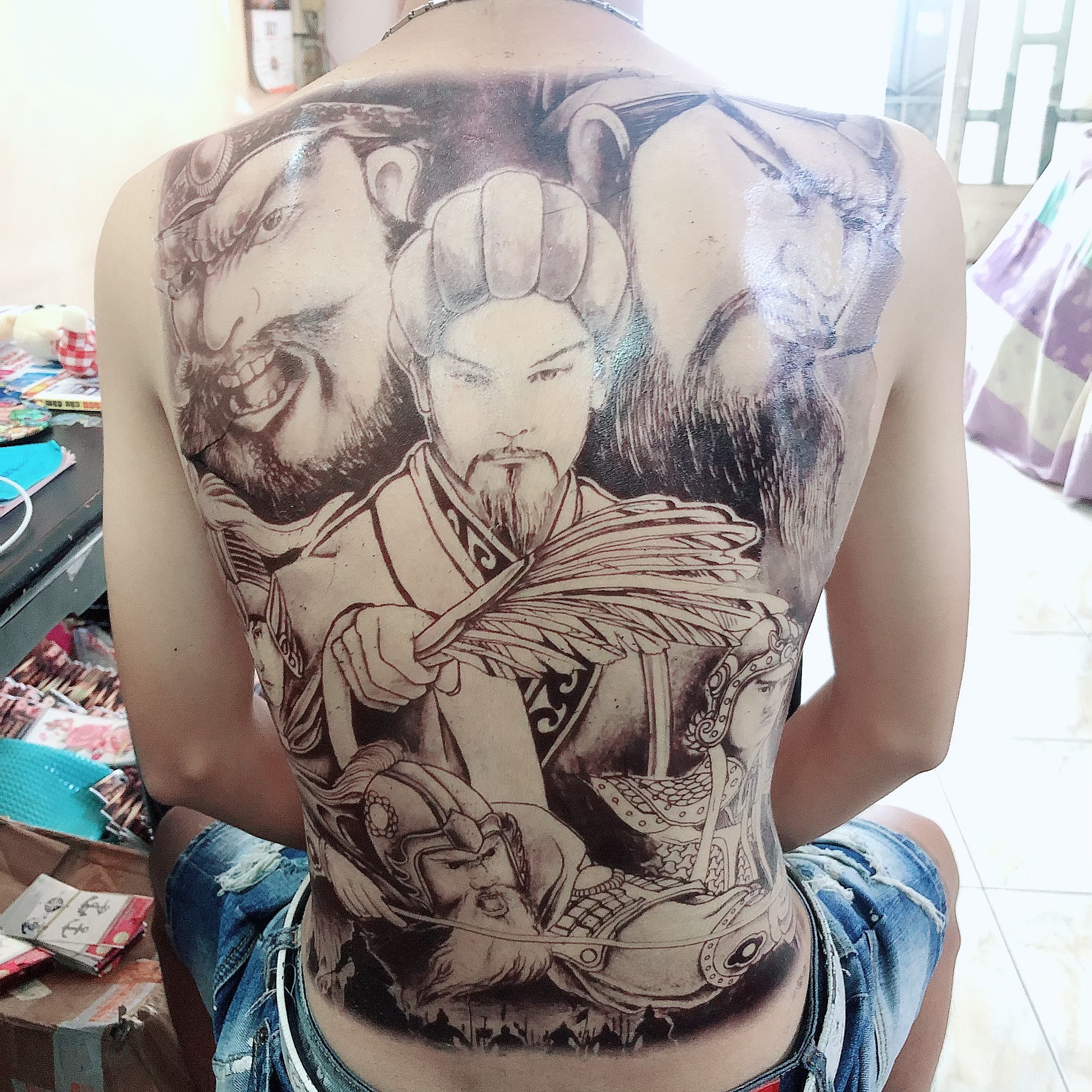 [HCM]Hình xăm dán  kín lưng trắng đen 34x48cm