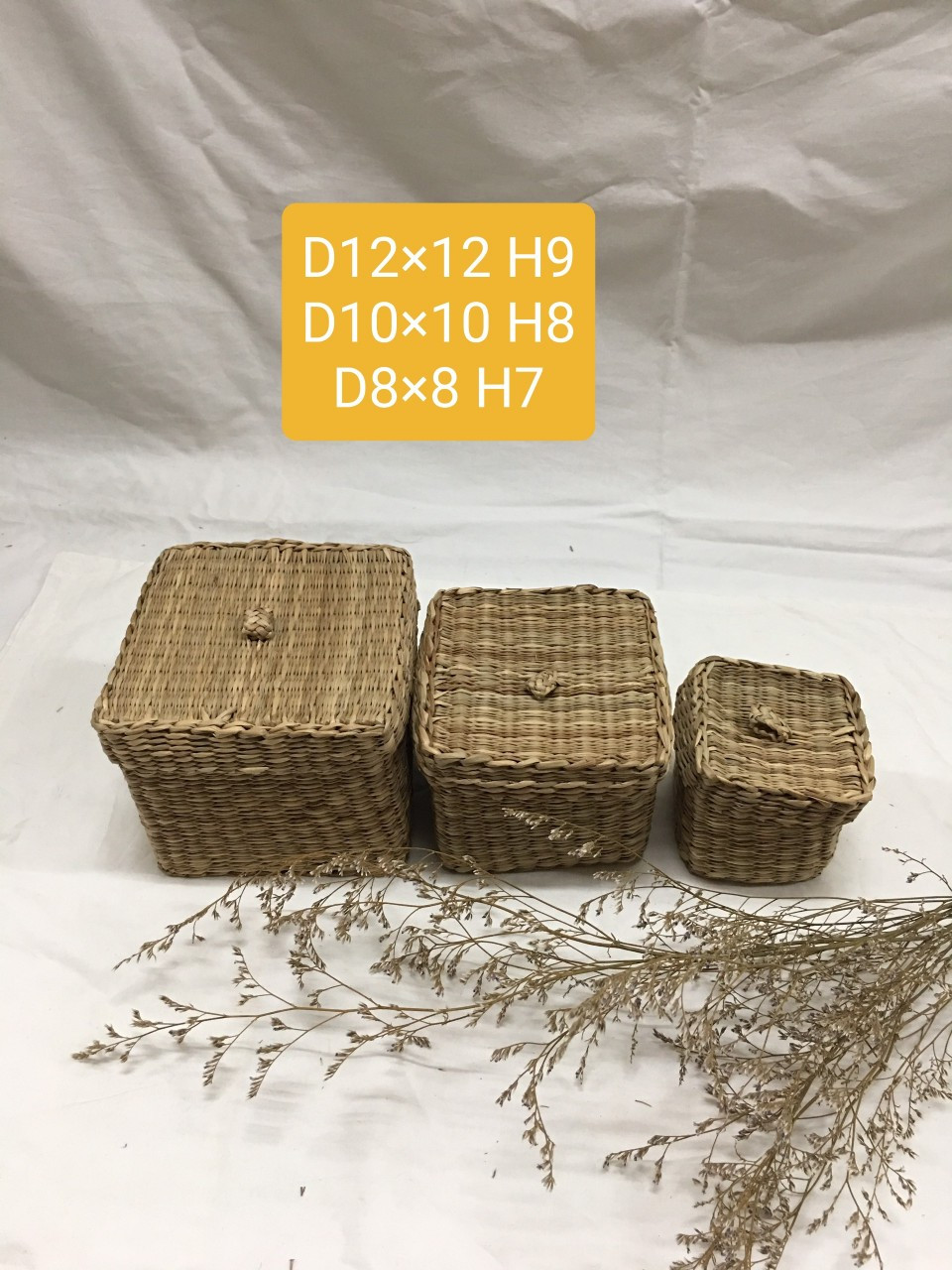 Combo 3 giỏ cói đựng đồ hình vuông Kích thước (Dài * Rộng * Cao): 12 * 12 * 9 cm, 10 *10 * 8 cm, 8 * 8 * 7 cm/ Phong cách Vintage/ Boho Siêu Xinh Xắn