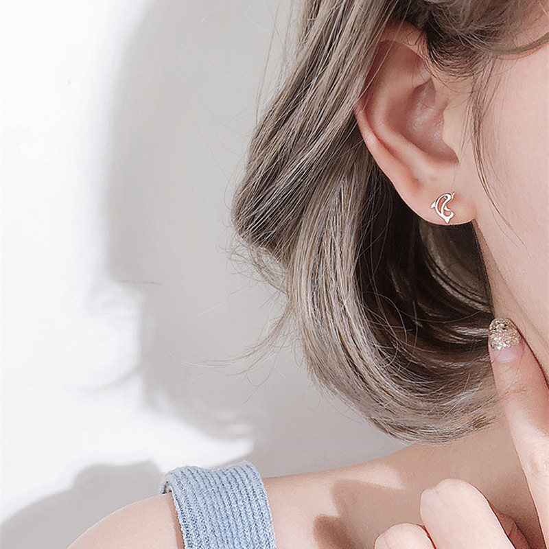 ( 1 đôi ) Bông tai cá heo mạ bạc ( chốt nhựa )