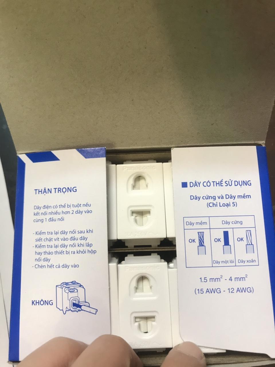 Hạt Ổ Wide Panasonic WEV 1081-7SW