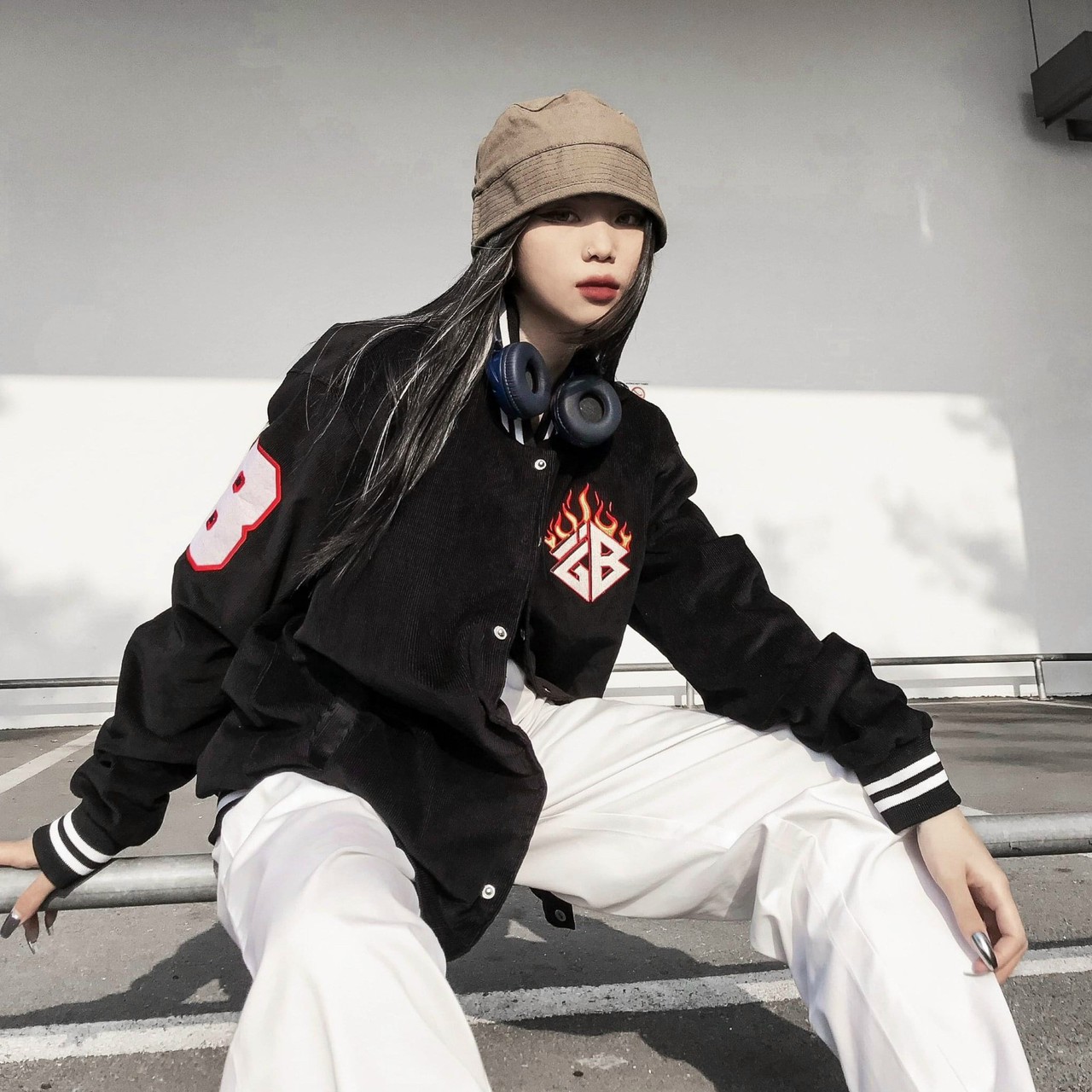 Áo khoác dù unisex phối sọc in logo ngọn lửa kèm số 8 cánh tay siêu hot. tp