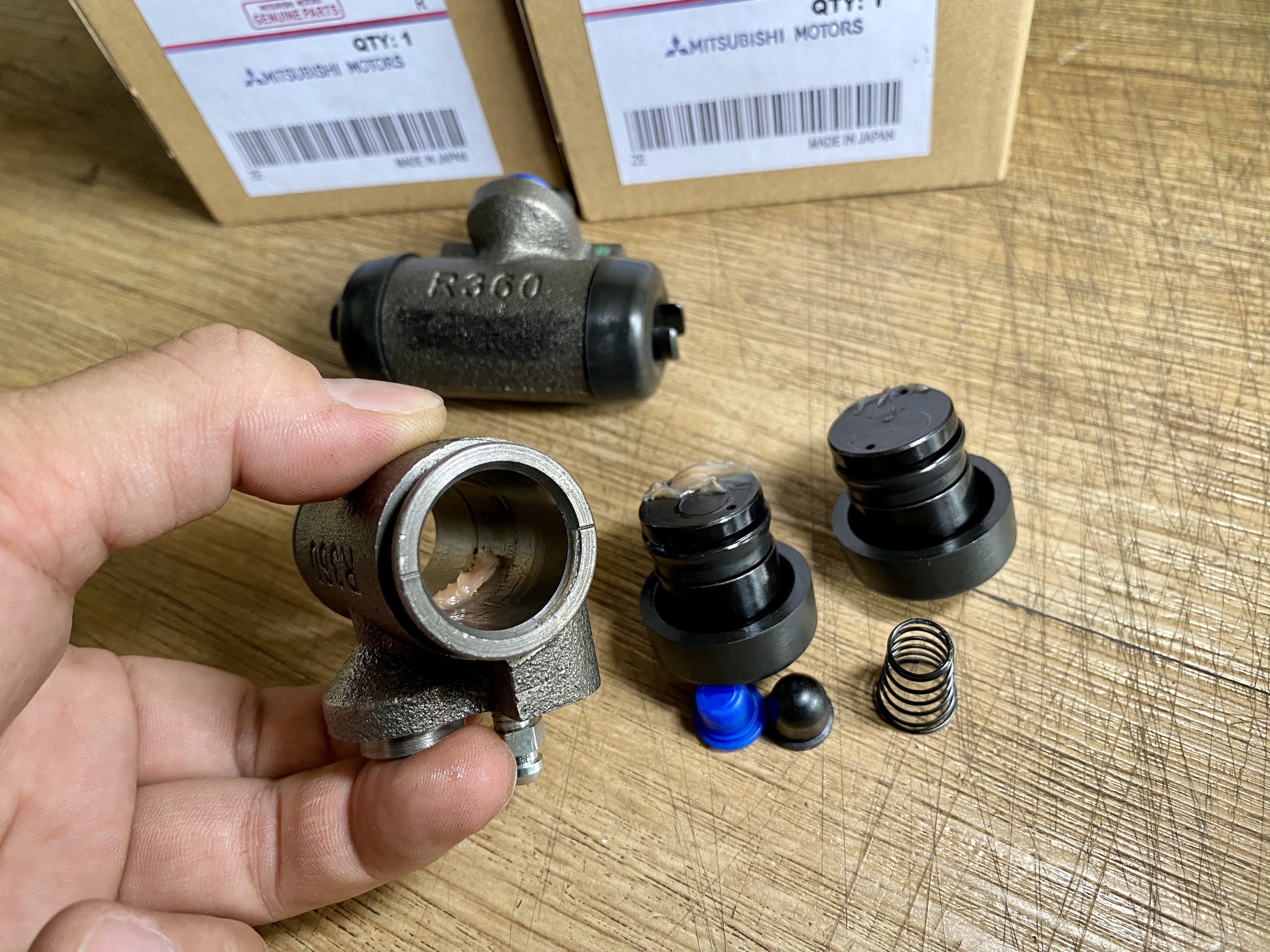 XY LANH THẮNG BÁNH SAU MITSUBISHI XPANDER