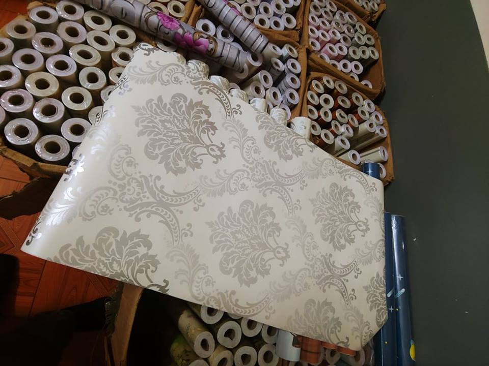 10m giấy dán tường họa tiết châu âu bạc ( cuộn dài 10m, khổ rộng 45cm, giấy có keo sẵn)