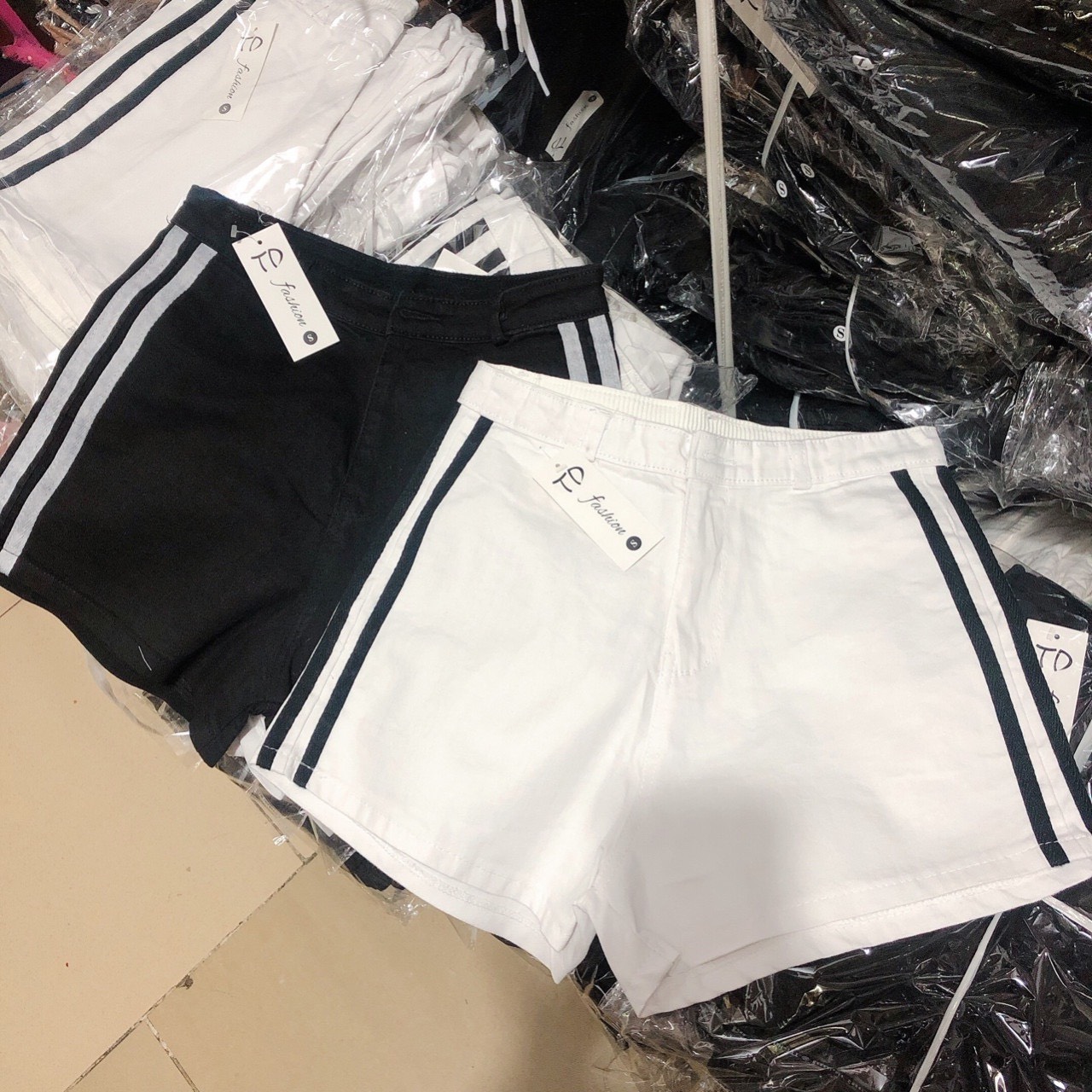 Quần short kaki phối viền 2 sọc hot hit