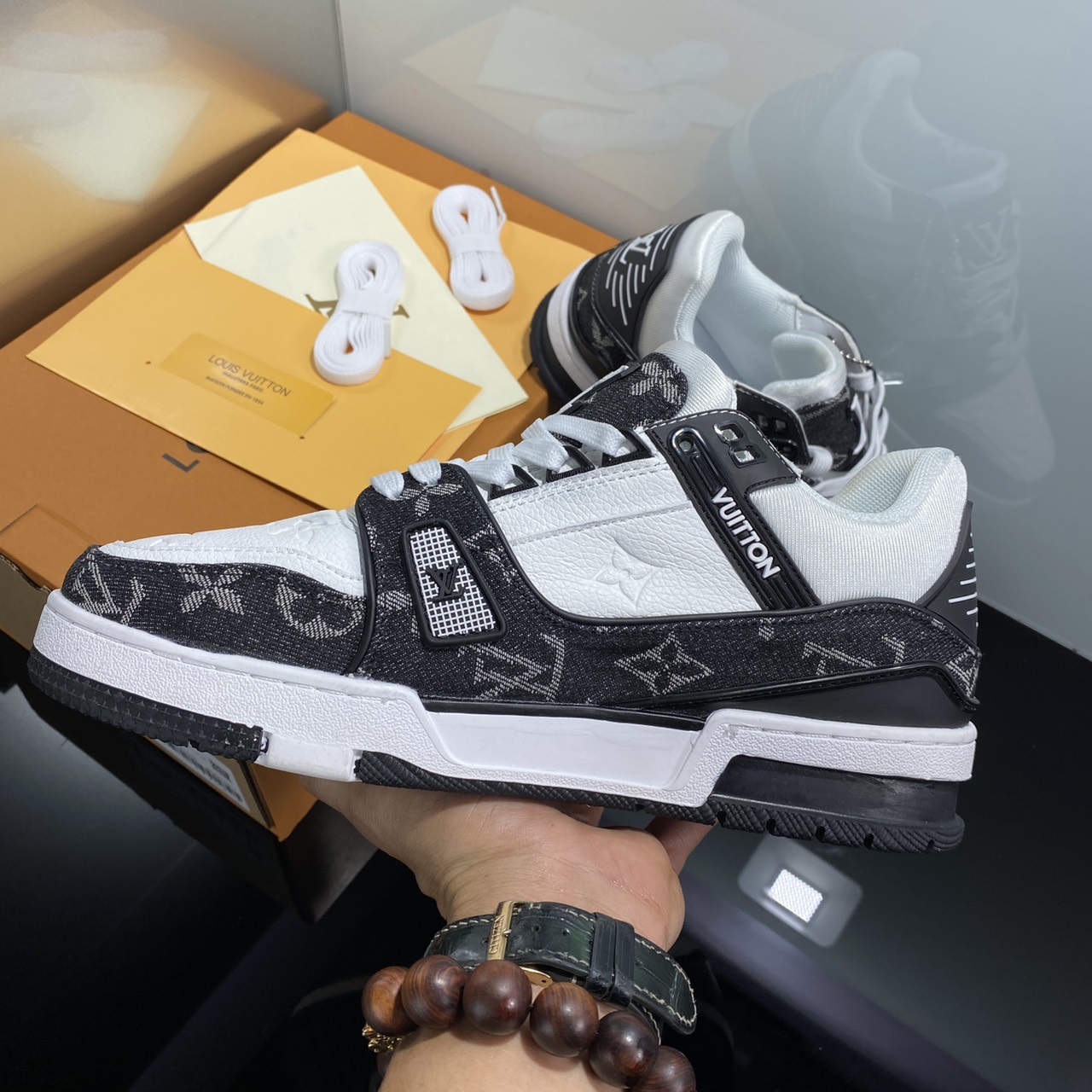 GIÀY L.V TRAINER SNEAKER WHITE BLACK LAI AU SC [ FULL BOX + FREE SHIP ] GIÀY TH