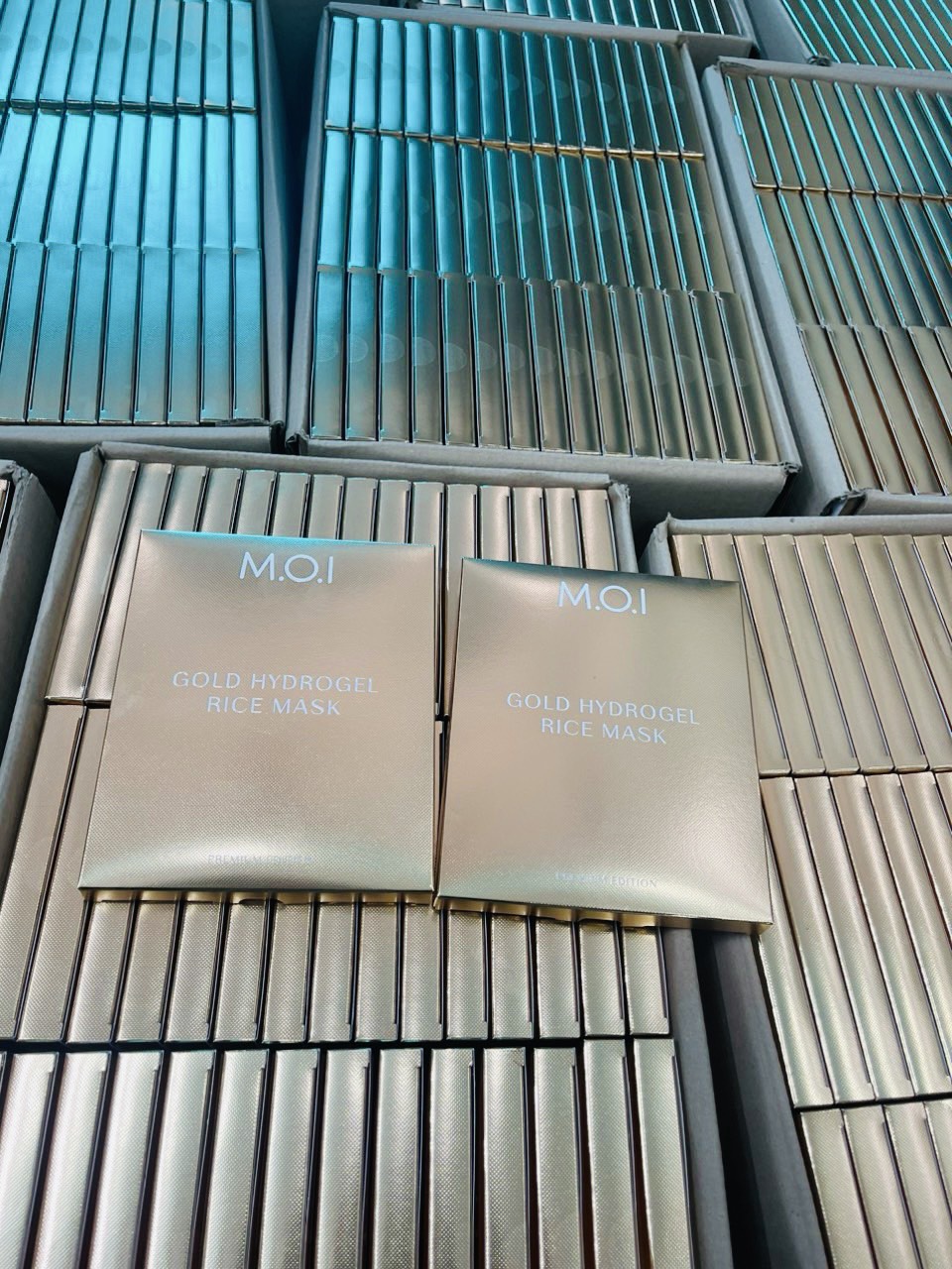 MẶT NẠ GẠO GOLD HYDROGEL RICE MASK M.O.I HỒ NGỌC HÀ (HỘP 3 MIẾNG)