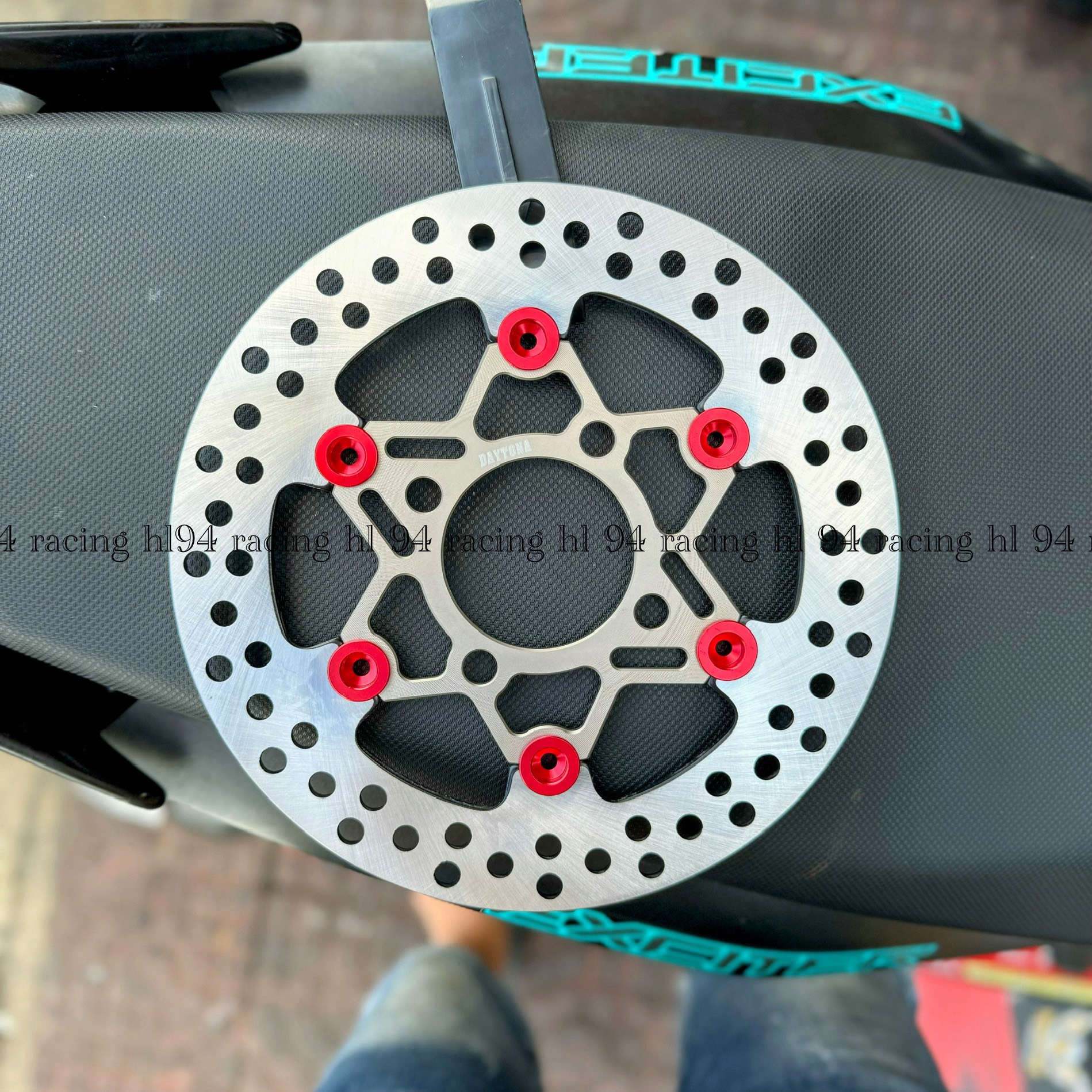 Đĩa thắng Daytona khoen đỏ 220mm lắp đặt nhiều dòng xe