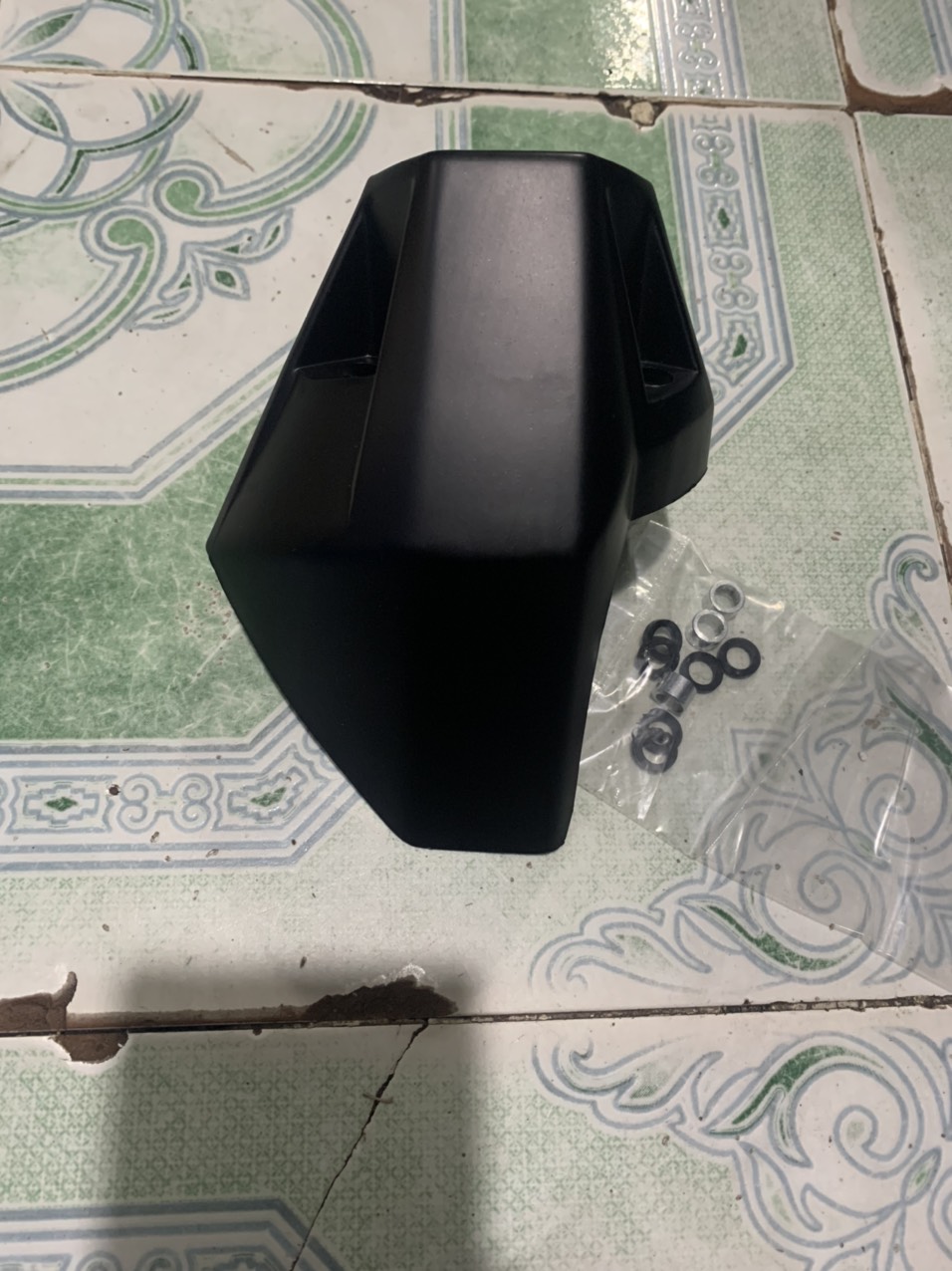 Chụp đích pô xe winner V1 màu đen mờ
