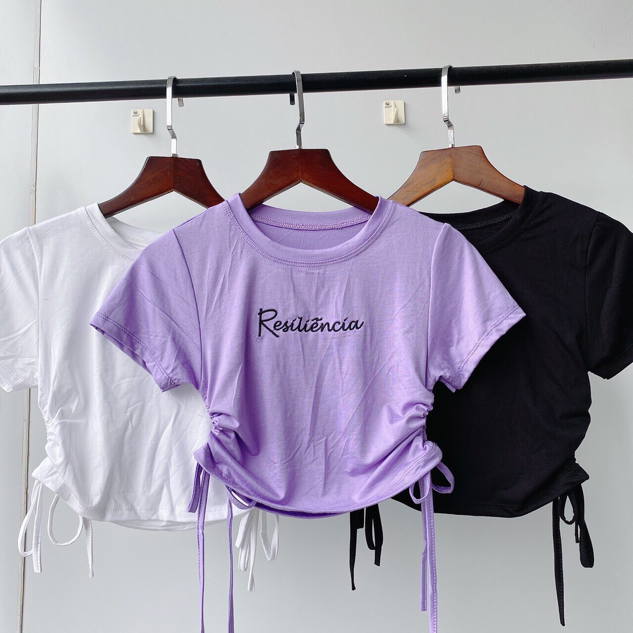 Áo croptop rút hai bên in chữ trước ngực kiểu mới TTSLA0228