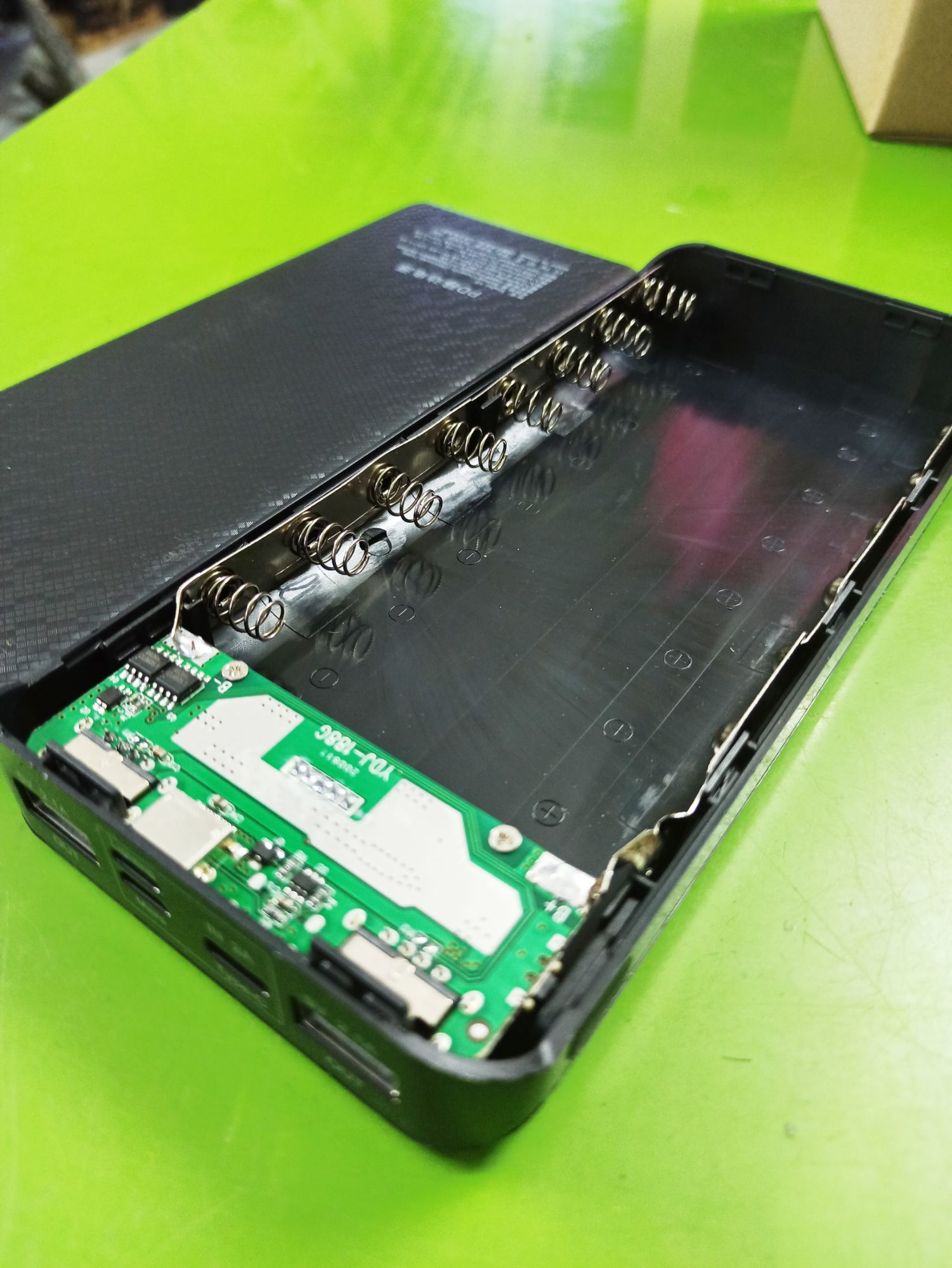 Box sạc dự phòng 8 cell 3 cổng vào màu đen