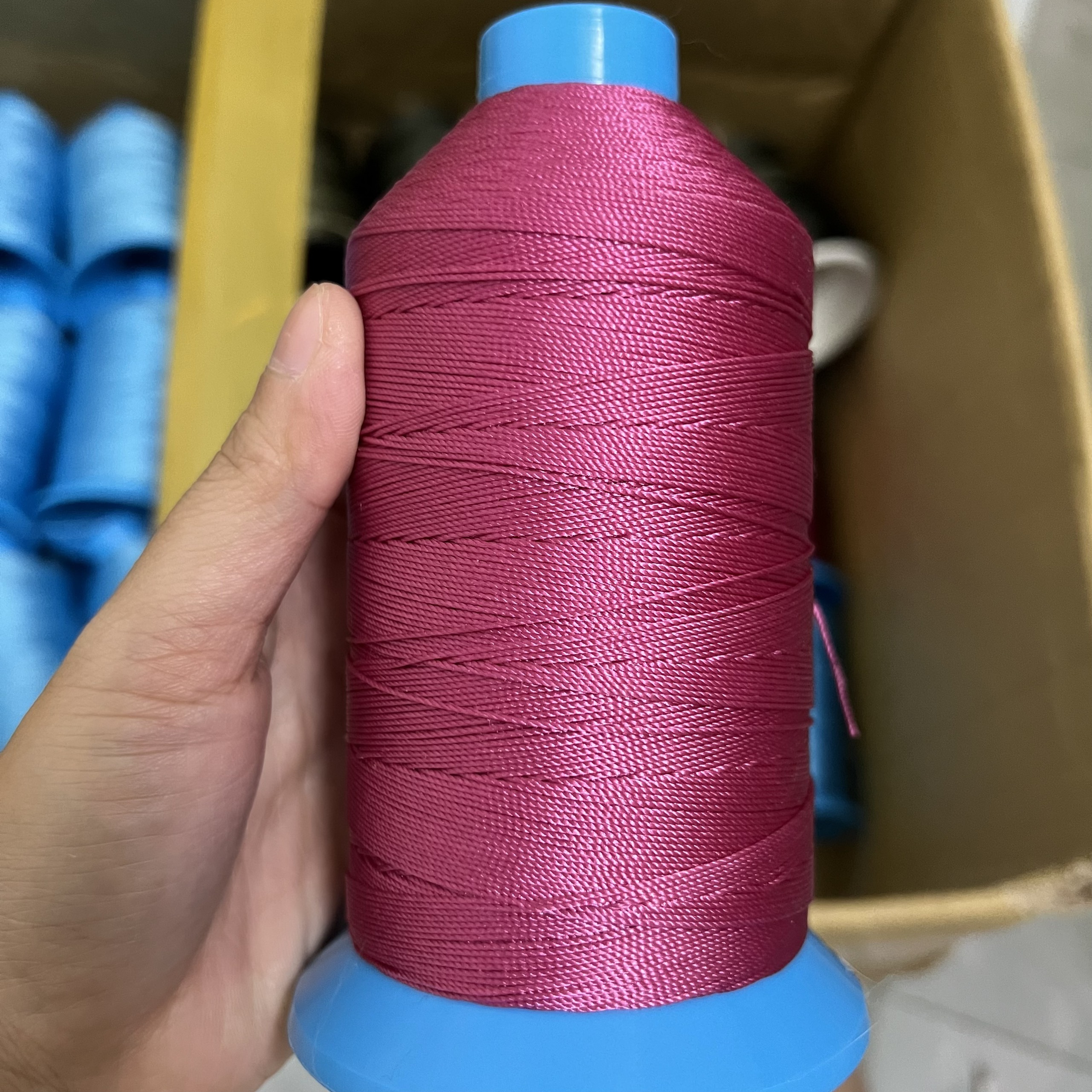 Chỉ khâu giày dép chuyên dụng (Màu đỏ)