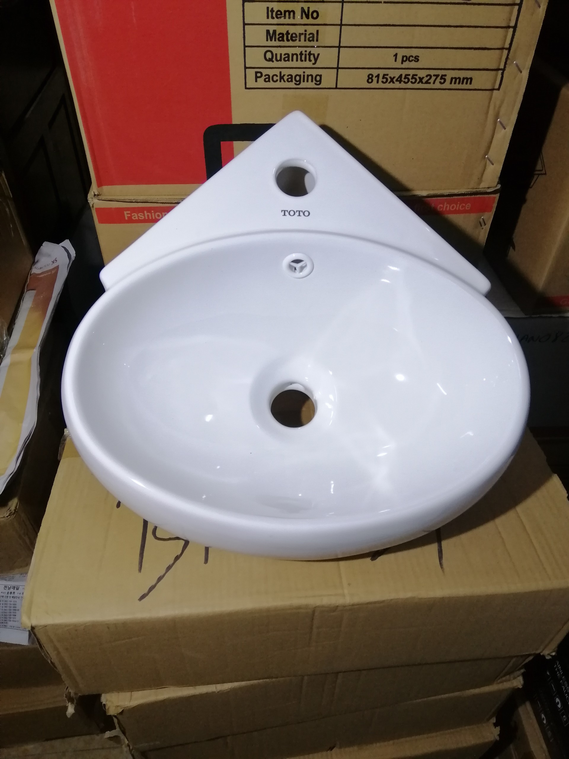 Chậu lavabo treo góc