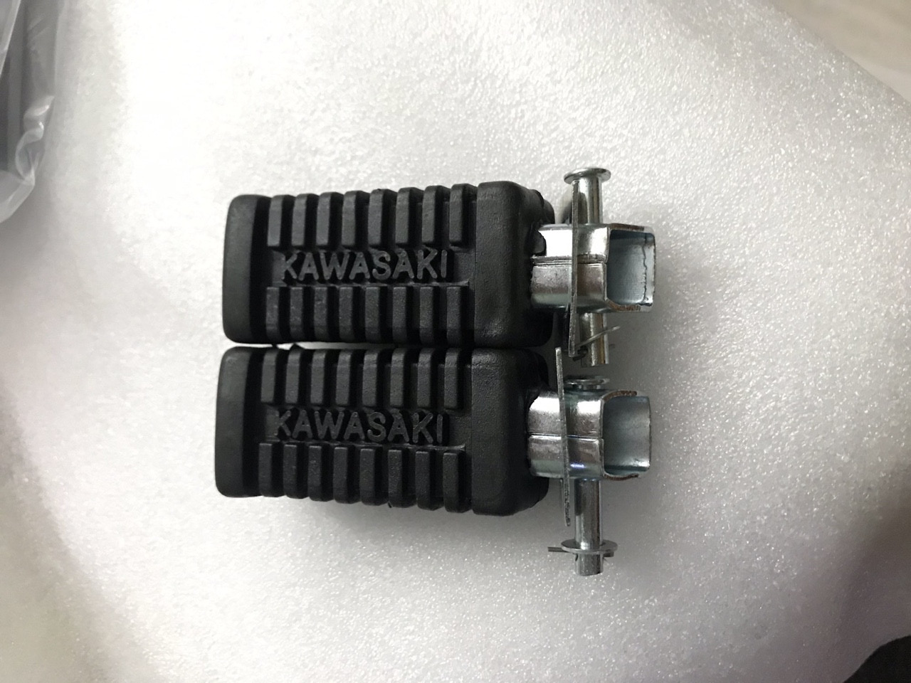 Gác chân sau gắn xe Max 2 bền, đẹp