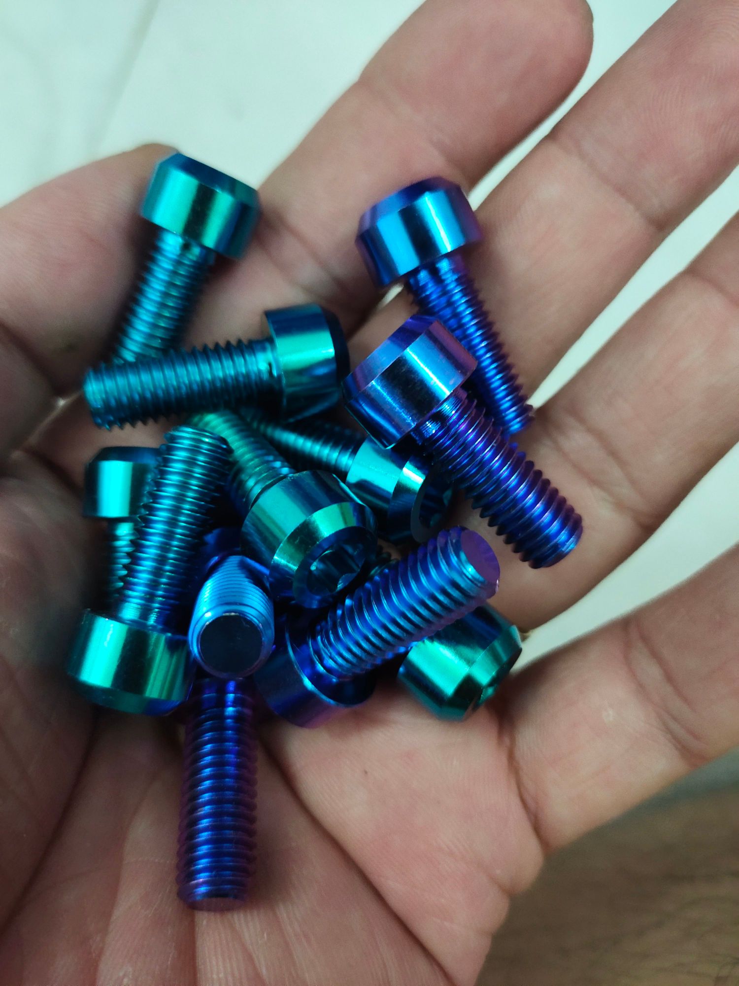 1 ốc titan gr5 6li20 trụ xanh tím