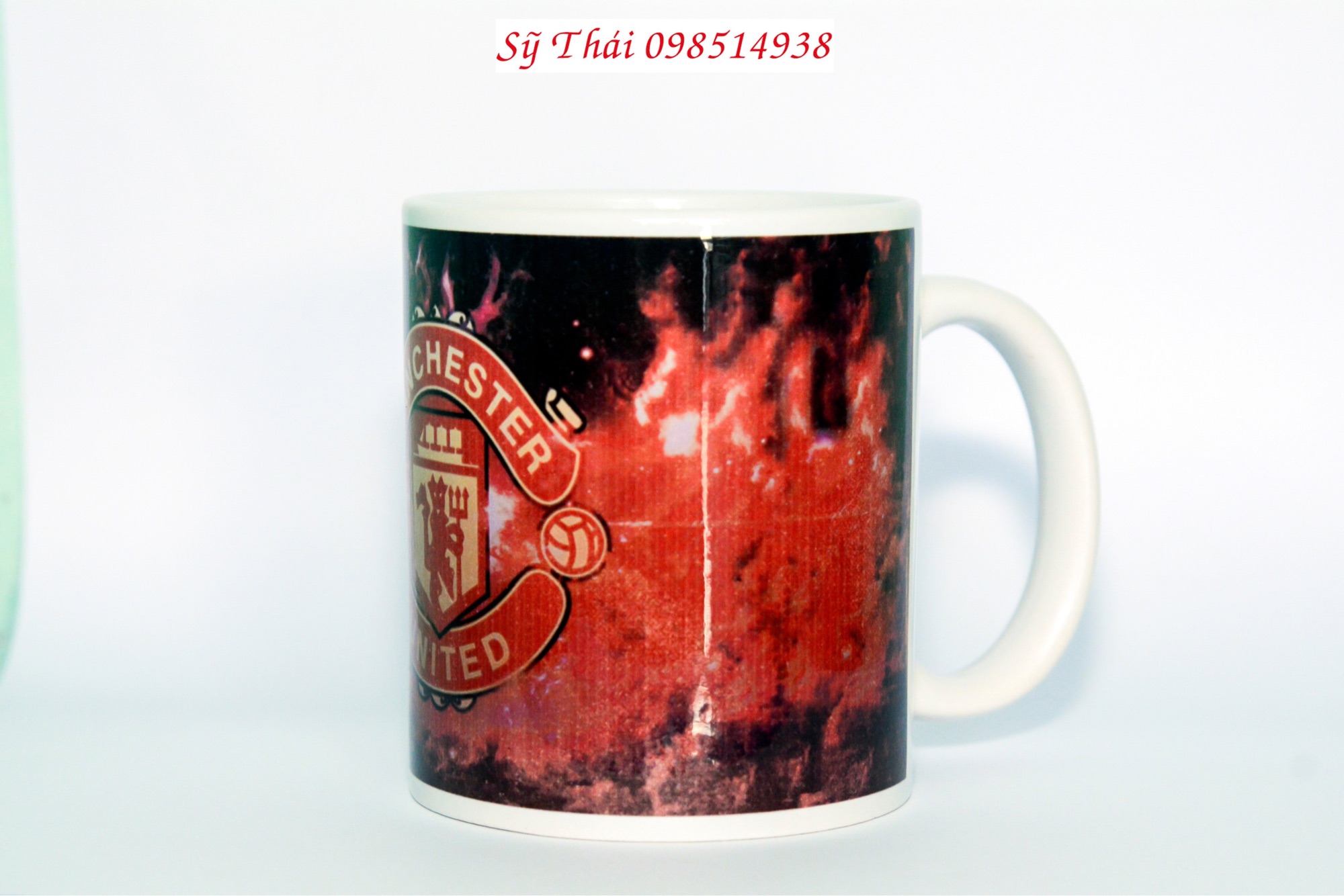 Ly sứ in logo CLB bóng đá Manchester united.