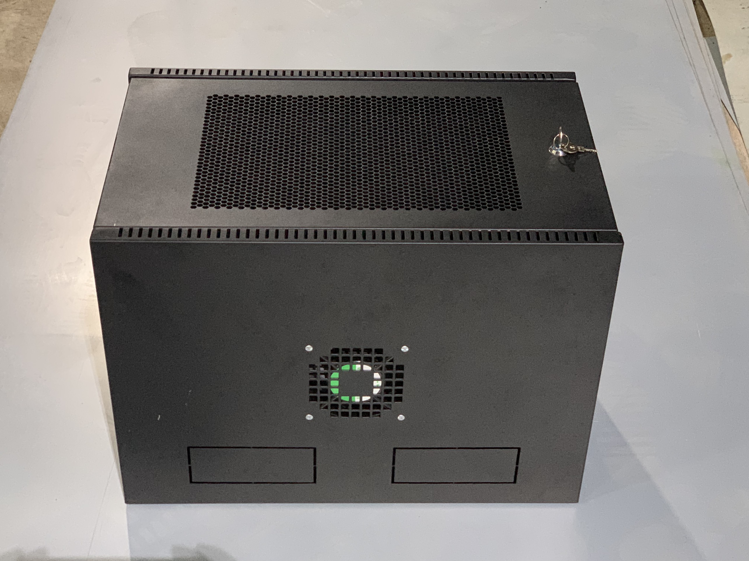 TỦ RACK 6U CHO HỆ THỐNG MẠNG VÀ CAMERA QUAN SÁT.