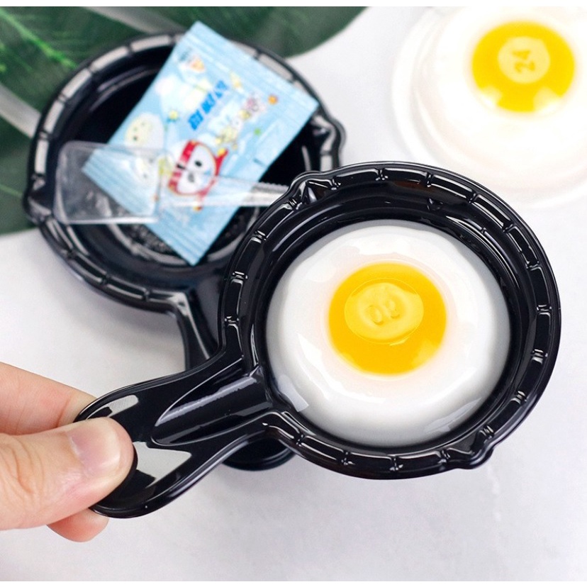 Puddinh thạch mô phỏng chảo trứng chiên kèm kẹo nổ