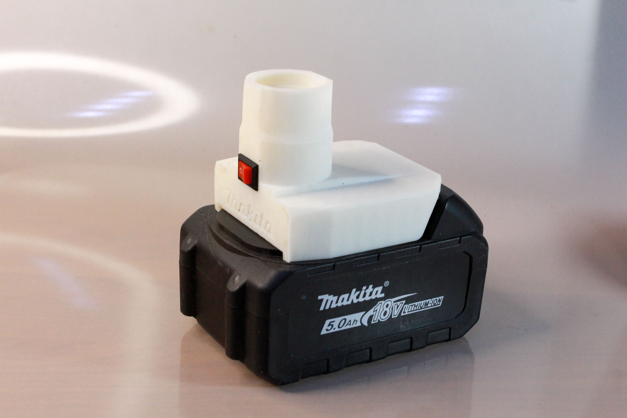 Đế đèn led thắp sáng dùng pin Makita 18v