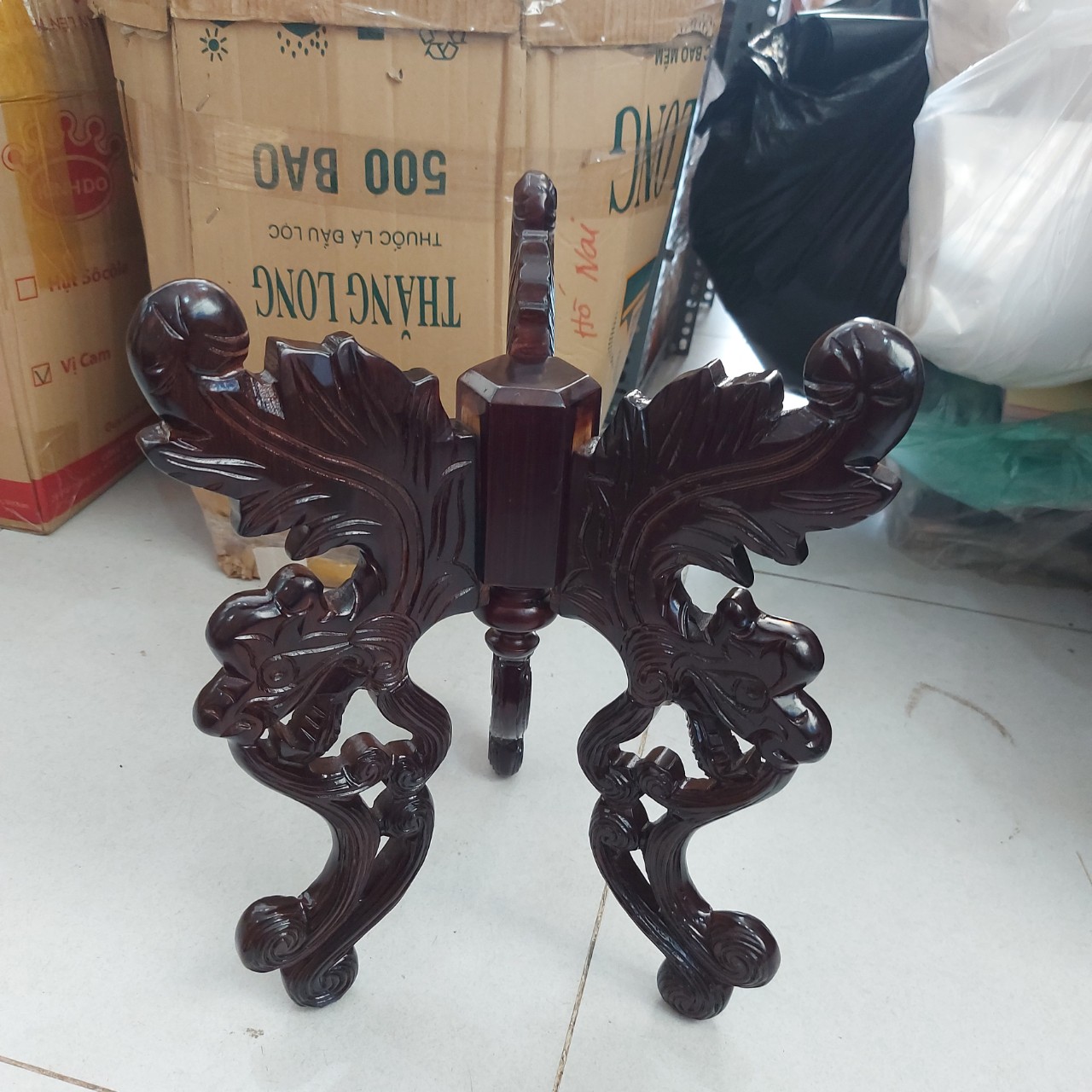 Chò gỗ 3 chân đặt đĩa trái cây thờ cúng chạm khắc hoa văn cao 40cm