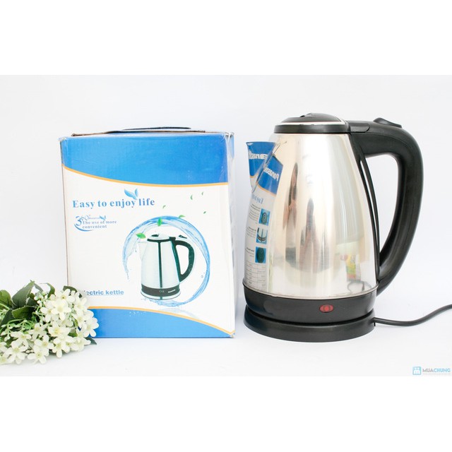 Bình siêu tốc Sunhouse 1.8 lít SHD1182M Dung tích bình đun siêu tốc là 1.8 lít. Chất liệu inox sáng đẹp, công suất 1500 W tăng hiệu quả gia nhiệt. Đun sôi từ 4-6 phútTự động ngắt điện khi sôi và khi ấm cạn nước