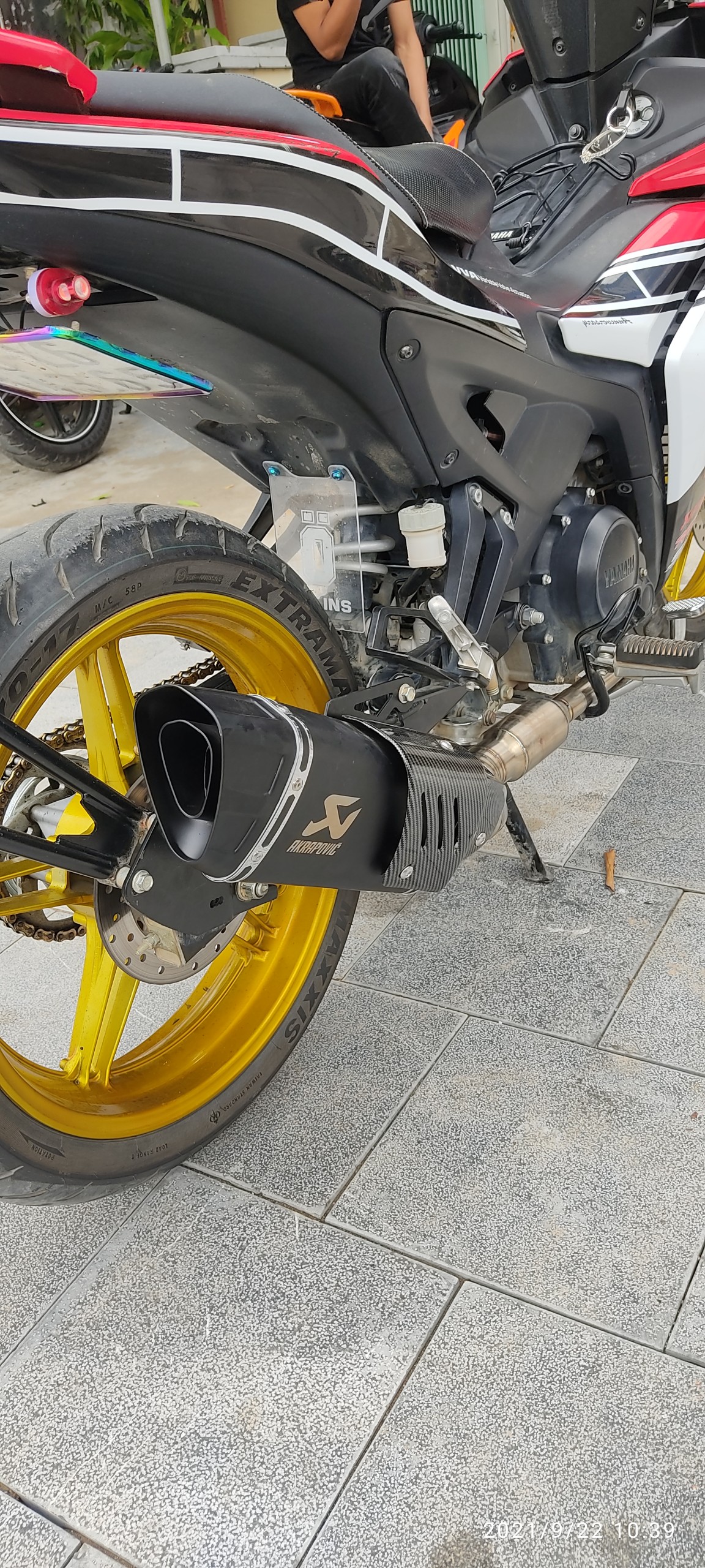 pô akrapovic r1 tem khắc