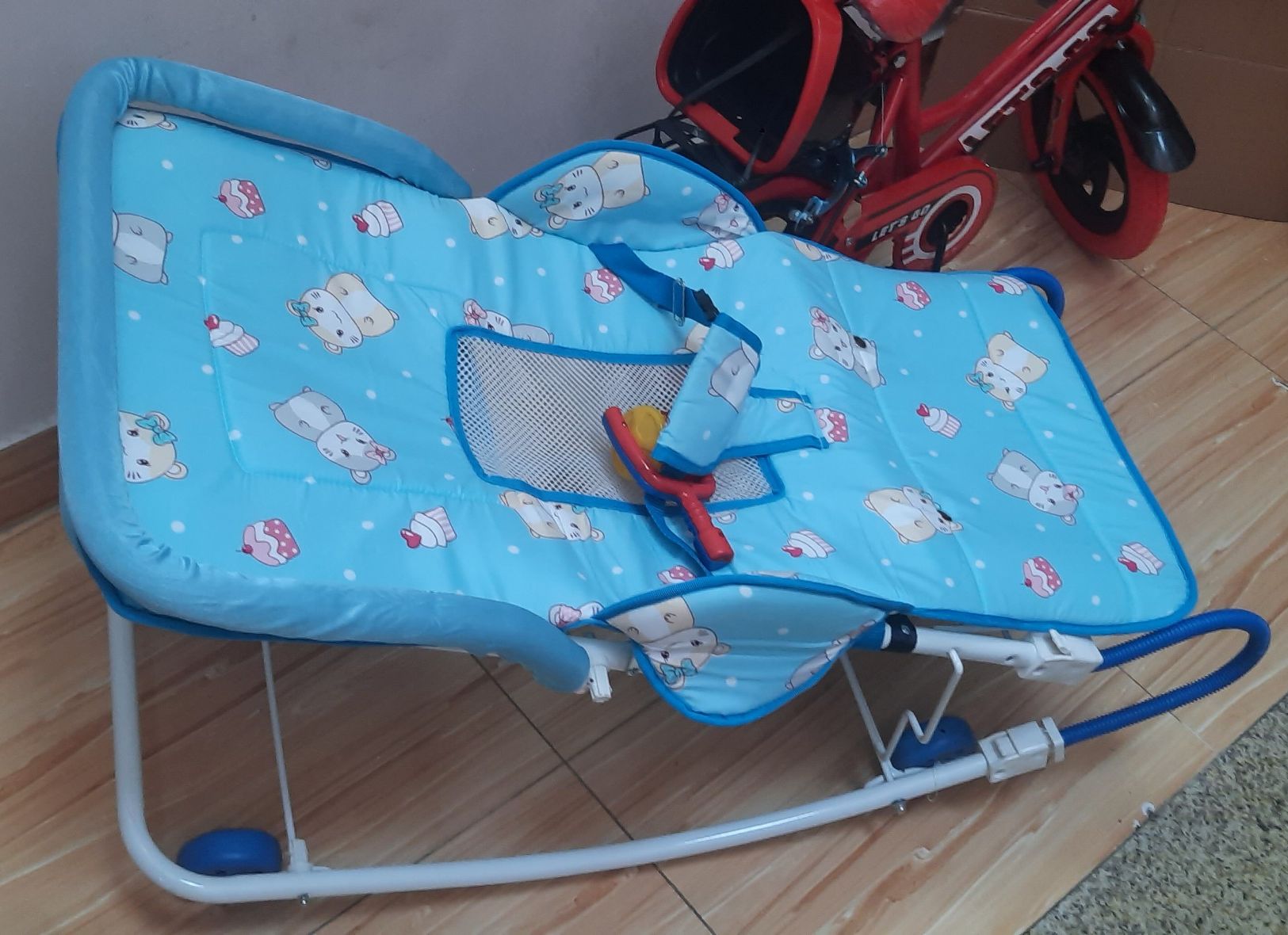 Xe nhún ăn bột gấp gọn cho bé kèm mùn chụp