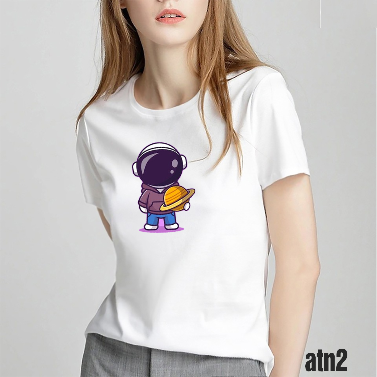 Áo thun nữ in hình phi hành gia chibi