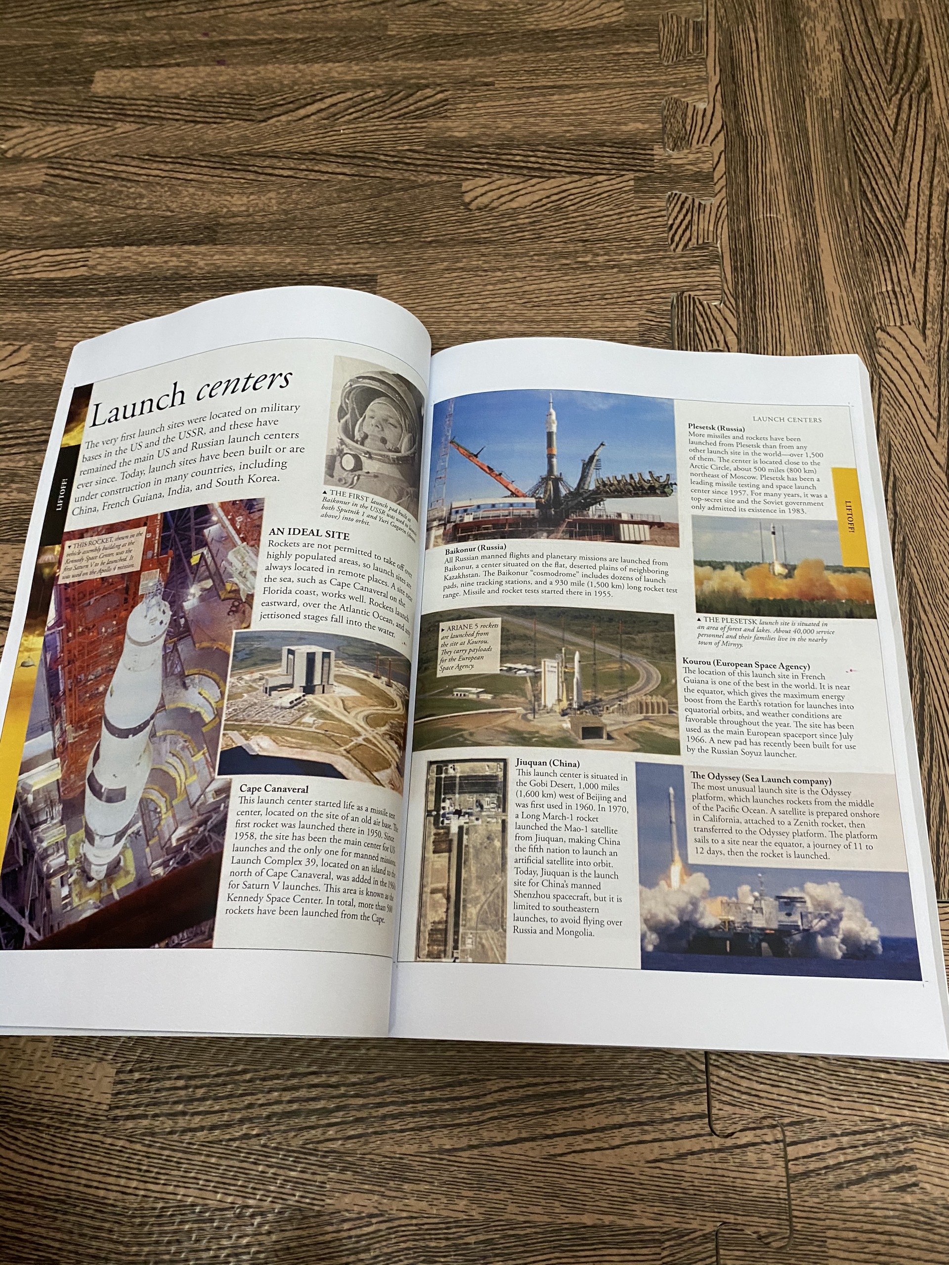 Sách Tiếng Anh SPACE A VISUAL ENCYCLOPEDIA (Sách màu)