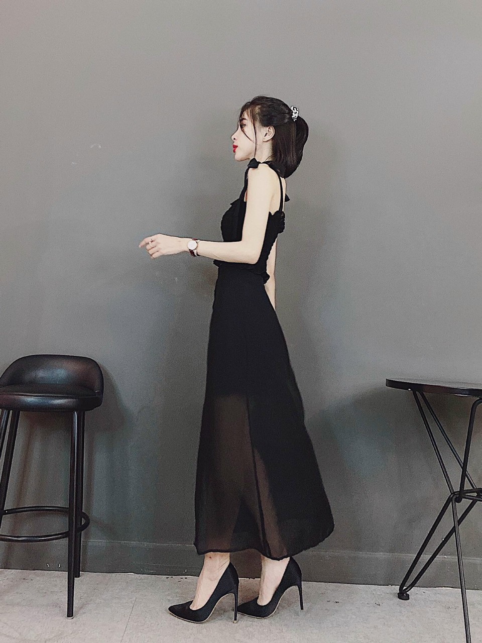 Set bộ nữ áo hai dây nhún kèm chân váy voan dài đen cực sang cho cô nàng xinh đẹp ba