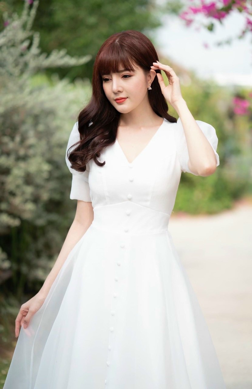 ĐẦM XOÈ TAY PHỒNG ĐÍNH NÚT BỌC