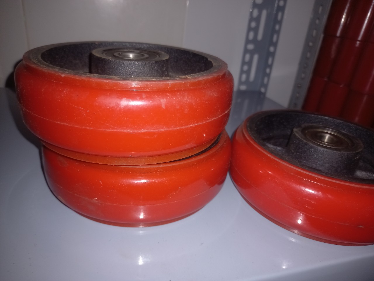 Một bánh xe đẩy pu 130x50 gang dùng bạc đạn 6203