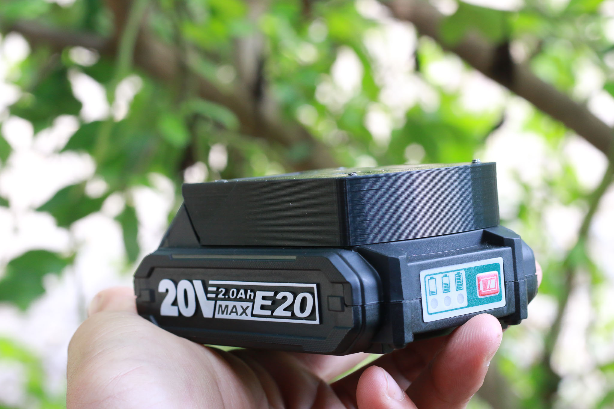 Đế lấy nguồn từ pin Total E20 max in 3d